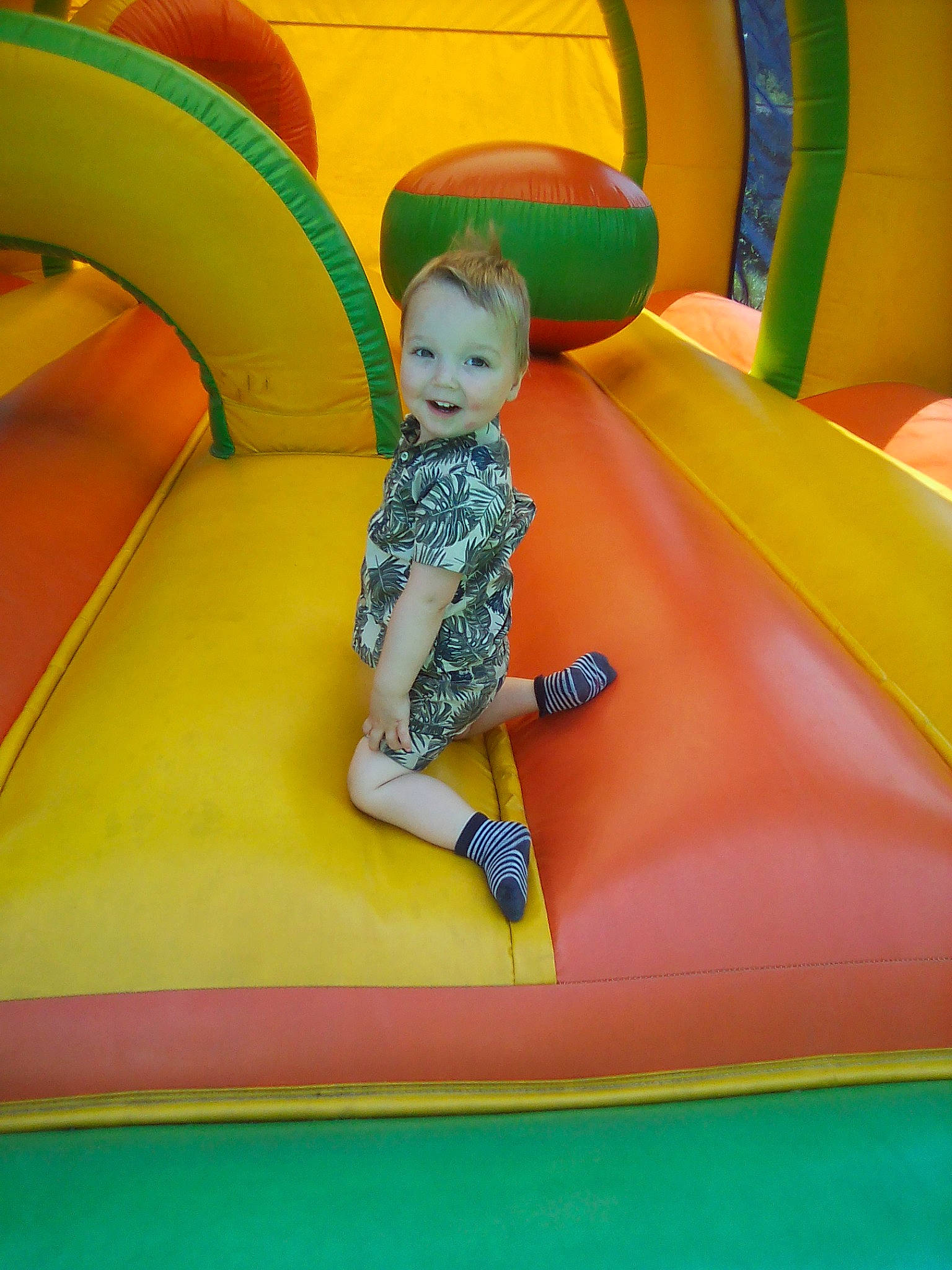 Louis a rejoint le concours — aidez-le/la à gagner de superbes lots ! bounce_house, child, chute, fun, games, inflatable, joy, leisure, outdoor_play_equipment, person, play, playground, playground_slide, recreation, toddler, yellow