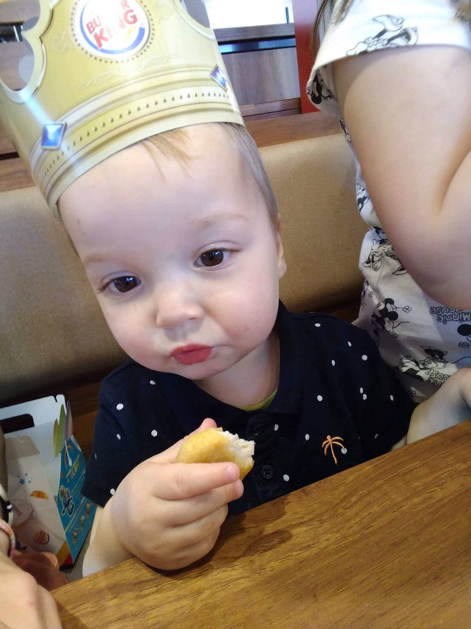 Louis a rejoint le concours — aidez-le/la à gagner de superbes lots ! baby, child, food, person, toddler