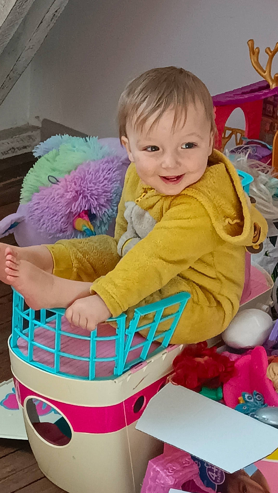 Arthur a rejoint le concours — aidez-le/la à gagner de superbes lots ! baby, baby_carriage, baby_playing_with_toys, baby_products, baby_toddler_clothing, cheek, child, facial_expression, fun, hairstyle, happy, joy, person, pink, play, product, sitting, smile, stuffed_toy, textile