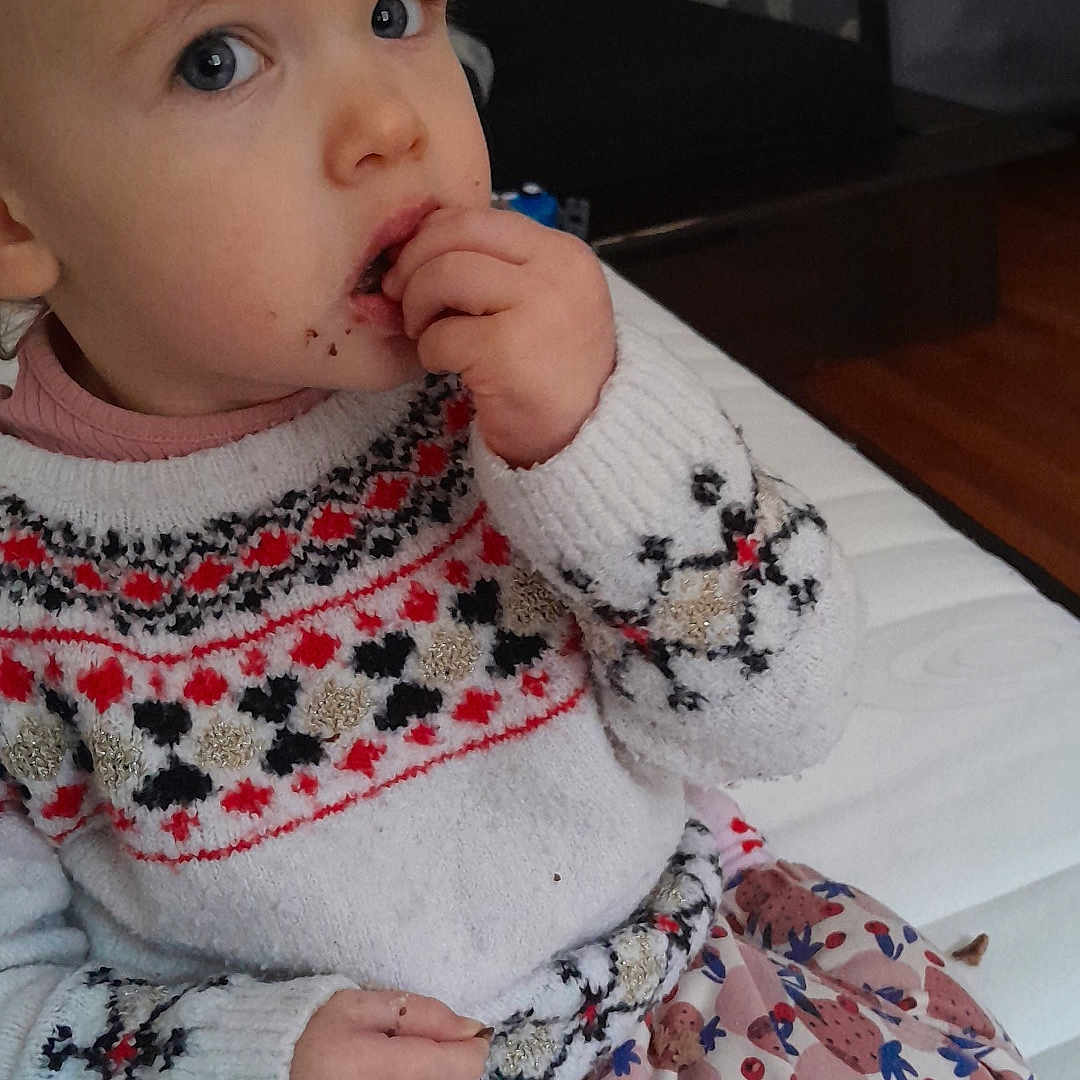 Mia a rejoint le concours — aidez-le/la à gagner de superbes lots ! baby, bodypart, clothing, computerhardware, cutlery, electronics, face, finger, hand, hardware, head, knitwear, monitor, person, photography, portrait, screen, spoon, sweater, tv