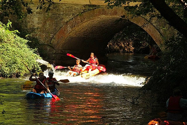 Ayiana a rejoint le concours — aidez-le/la à gagner de superbes lots ! blurred, boat, boating, boats_and_boating_equipment_and_supplies, canoe, canoeing, formation, kayak, kayaking, oar, outdoor_recreation, paddle, person, raft, recreation, river, vehicle, water, watercourse, watercraft