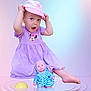 Ynnaïa participe au concours pour gagner de l'argent avec cette photo : blue_robe, cap, child, doll, dress, face, foot, indoor, pastel_background, person, pink, playful, purple_dress, reflection, ripple, sitting, surprised, toddler, toy, white