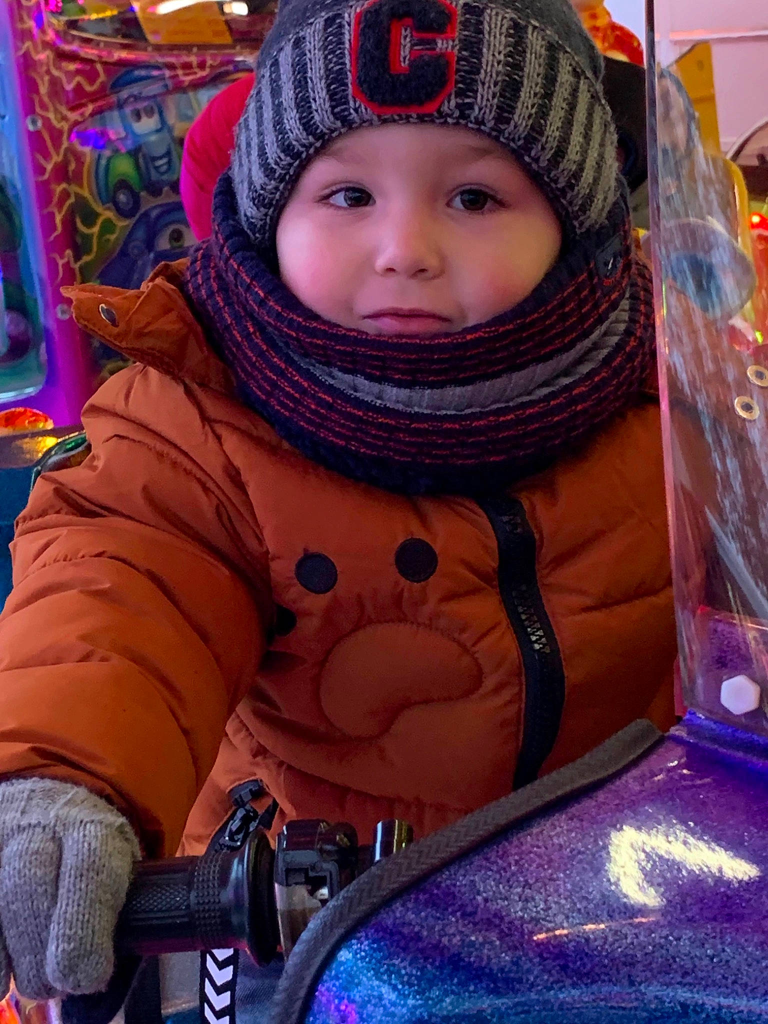 Mao a rejoint le concours — aidez-le/la à gagner de superbes lots ! blue, cap, cool, eye, facial_expression, fun, glove, headgear, headwear, jacket, knit_cap, leisure, organ, outerwear, pattern, people, person, pink, purple, snapshot