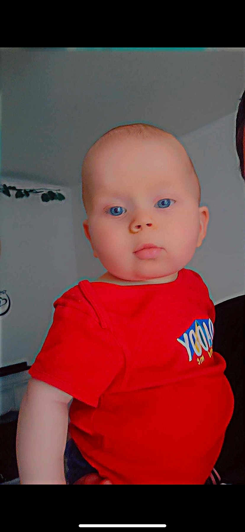 Louis participe au concours pour gagner de l'argent avec cette photo : arm, baby, bodypart, clothing, couch, face, furniture, happy, head, indoors, newborn, pants, person, photography, portrait, shirt, sleeve, smile, t_shirt, toy