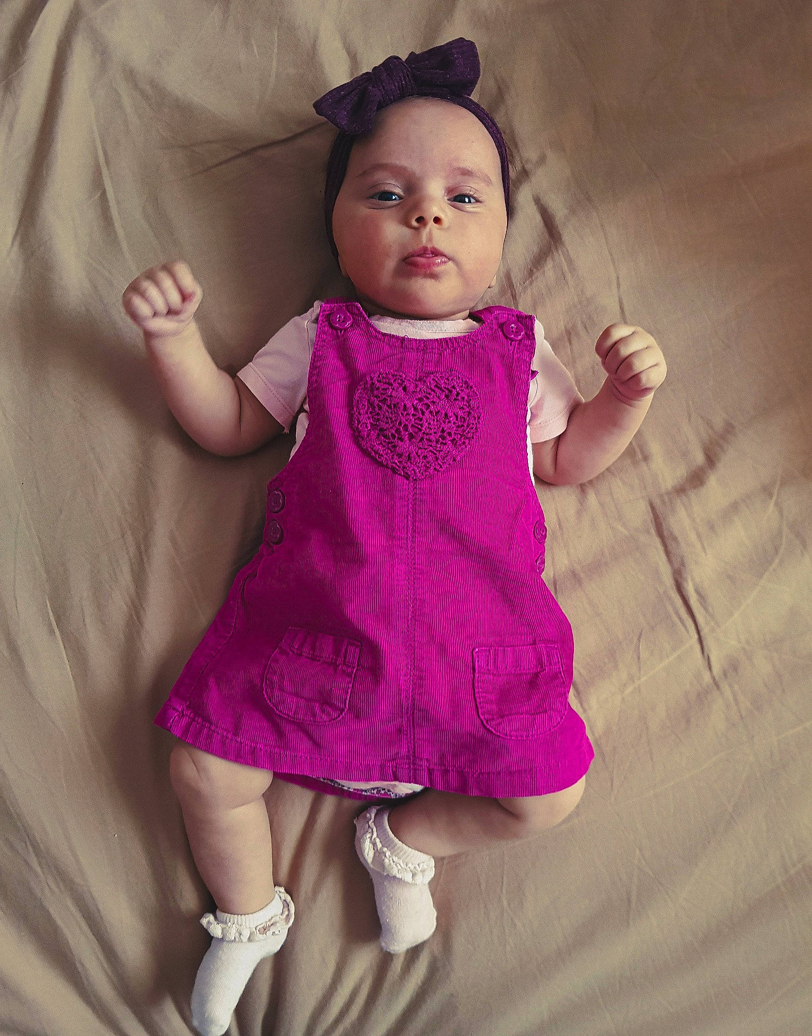 Elisa a rejoint le concours — aidez-le/la à gagner de superbes lots ! arm, baby_toddler_clothing, cheek, dress, eye, face, gesture, hand, head, human, human_body, lip, neck, outerwear, person, pink, purple, skin, sleeve, textile