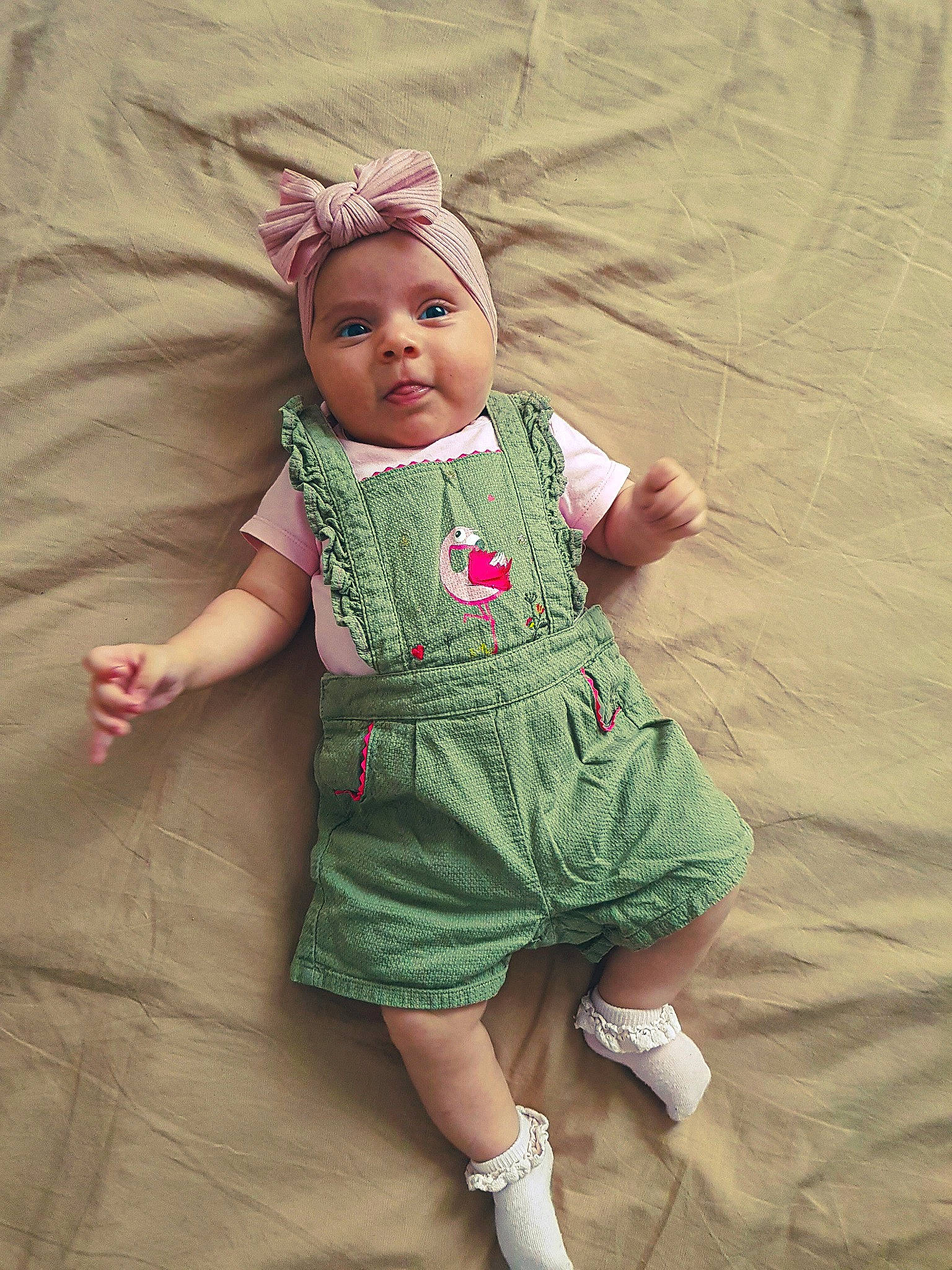 Elisa a rejoint le concours — aidez-le/la à gagner de superbes lots ! baby, baby_toddler_clothing, cheek, child, day_dress, dress, eye, fashion_accessory, grass, hand, head, headwear, human_body, human_leg, one_piece_garment, pattern, person, pink, skin, sleeve