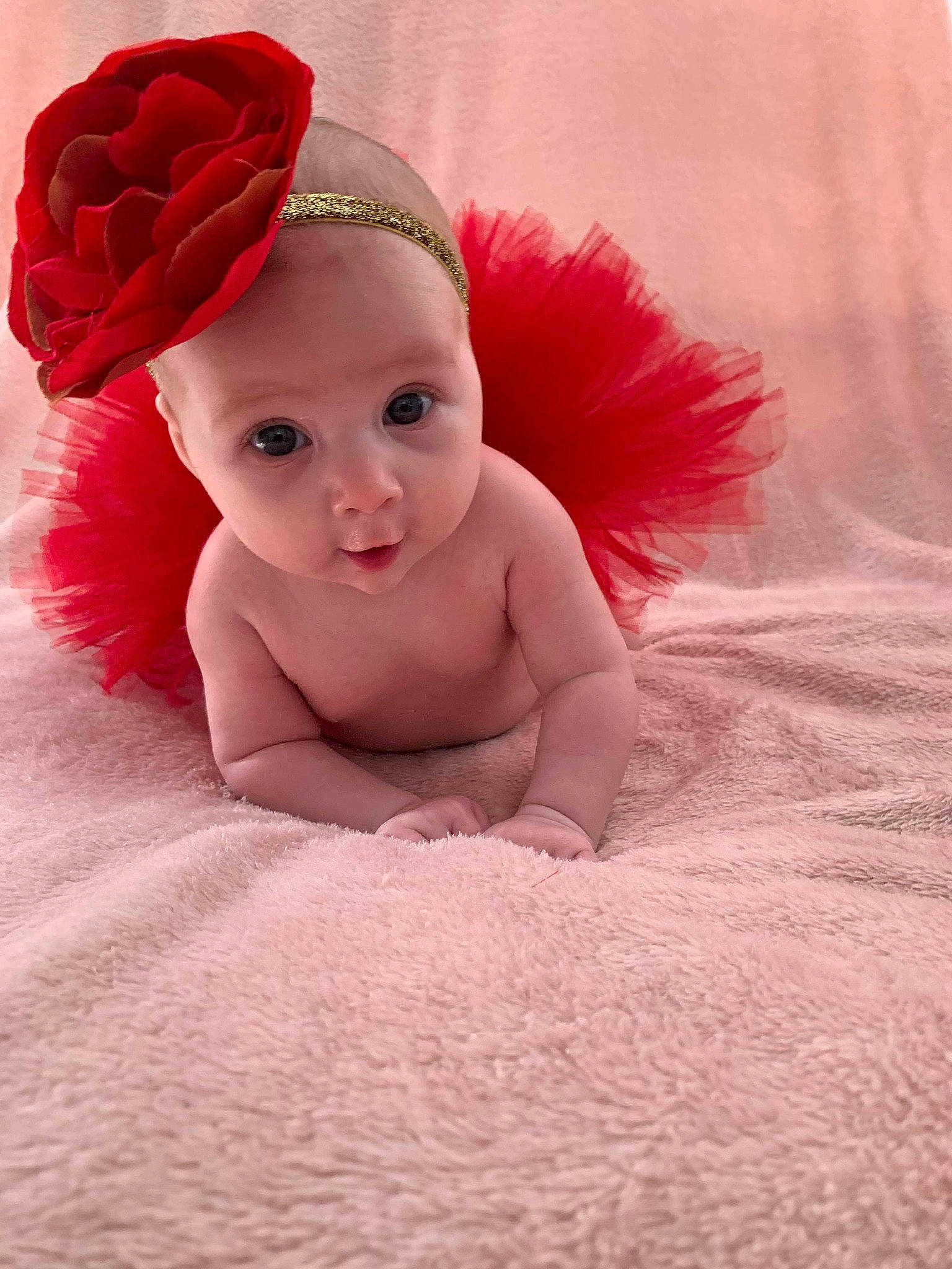 Myléna a rejoint le concours — aidez-le/la à gagner de superbes lots ! baby, baby_toddler_clothing, cap, comfort, eye, fashion_accessory, flooring, flower, happy, headband, headgear, headpiece, headwear, jewellery, linens, magenta, peach, person, petal, pink