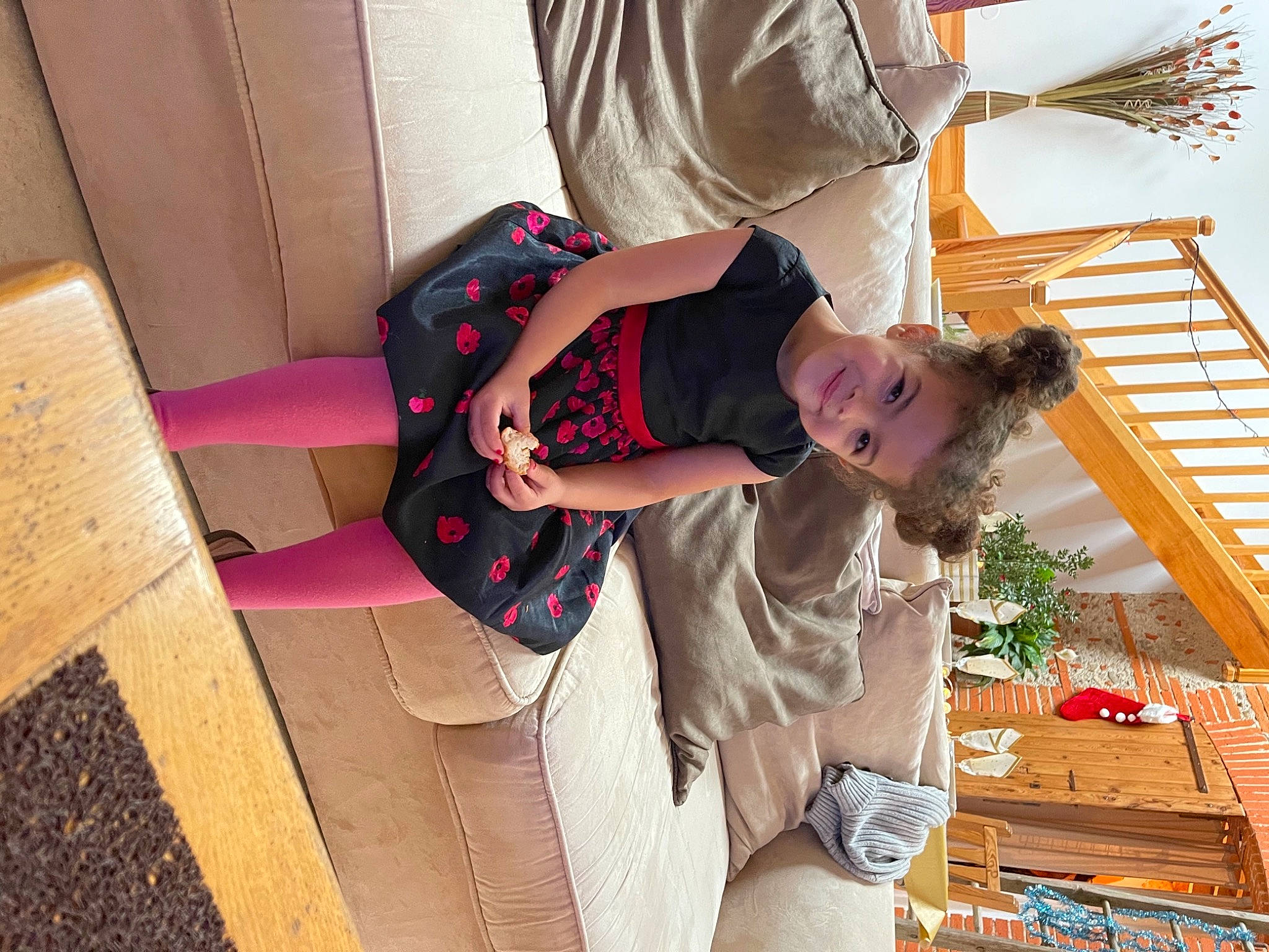 Lya participe au concours pour gagner de l'argent avec cette photo : child, flooring, fun, happy, hat, human_leg, joy, leisure, magenta, pattern, person, pink, room, sandal, smile, stairs, sunglasses, textile, thigh, toddler