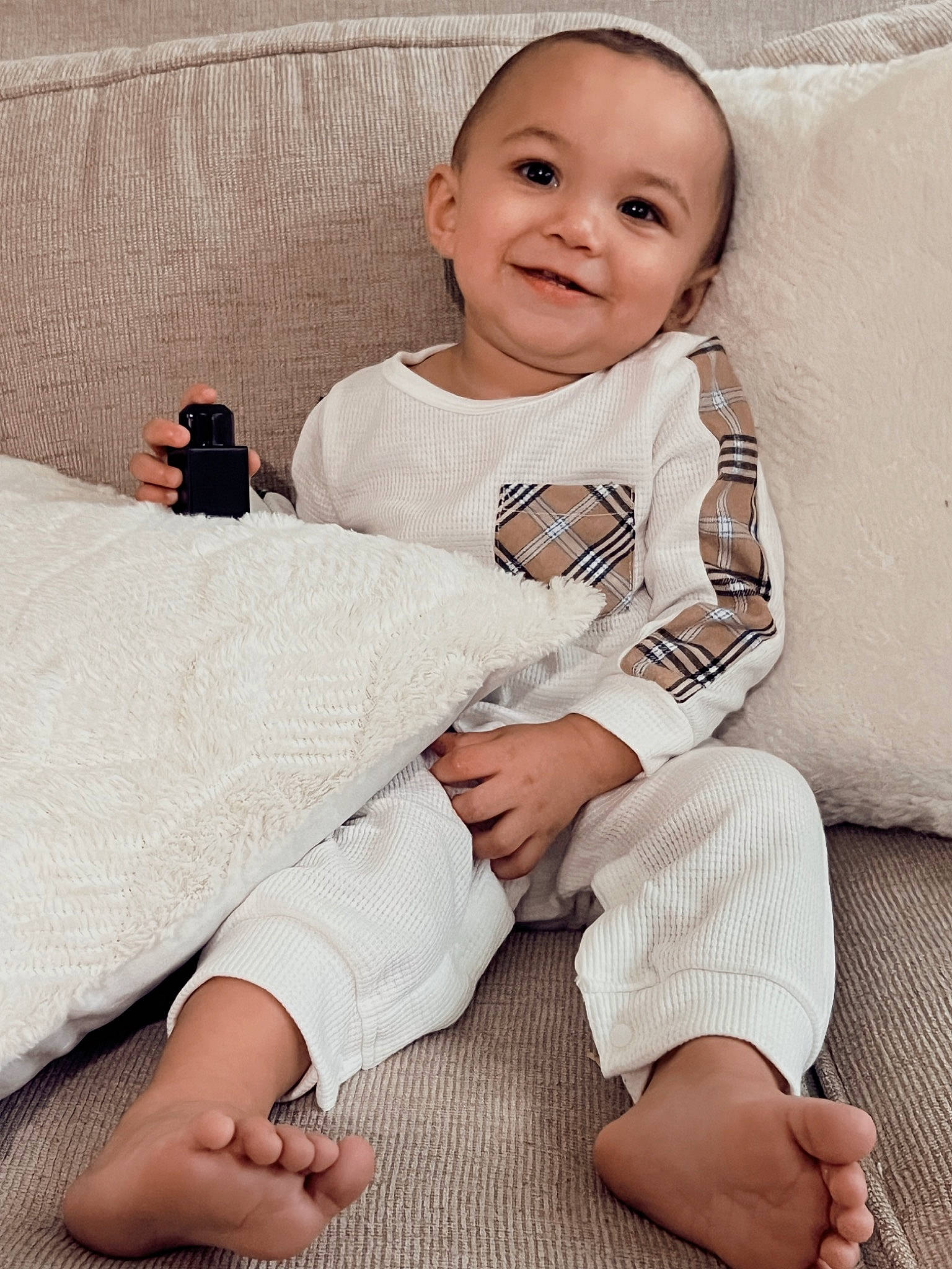 Anakin is registered to the contest to win money with this photo: baby, baby_toddler_clothing, collar, comfort, face, flooring, foot, happy, head, human_leg, joy, knee, neck, pattern, person, skin, sleeve, smile, sock, thigh