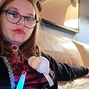 CLAIRE a rejoint le concours — aidez-le/la à gagner de superbes lots ! accessory, casual, costume, couch, face, festive_clothing, glasses, glowing_stick, holiday, home_interior, indoors, lamp, long_hair, mirror, pacifier, person, reindeer_antlers, relaxed, seated, young_person