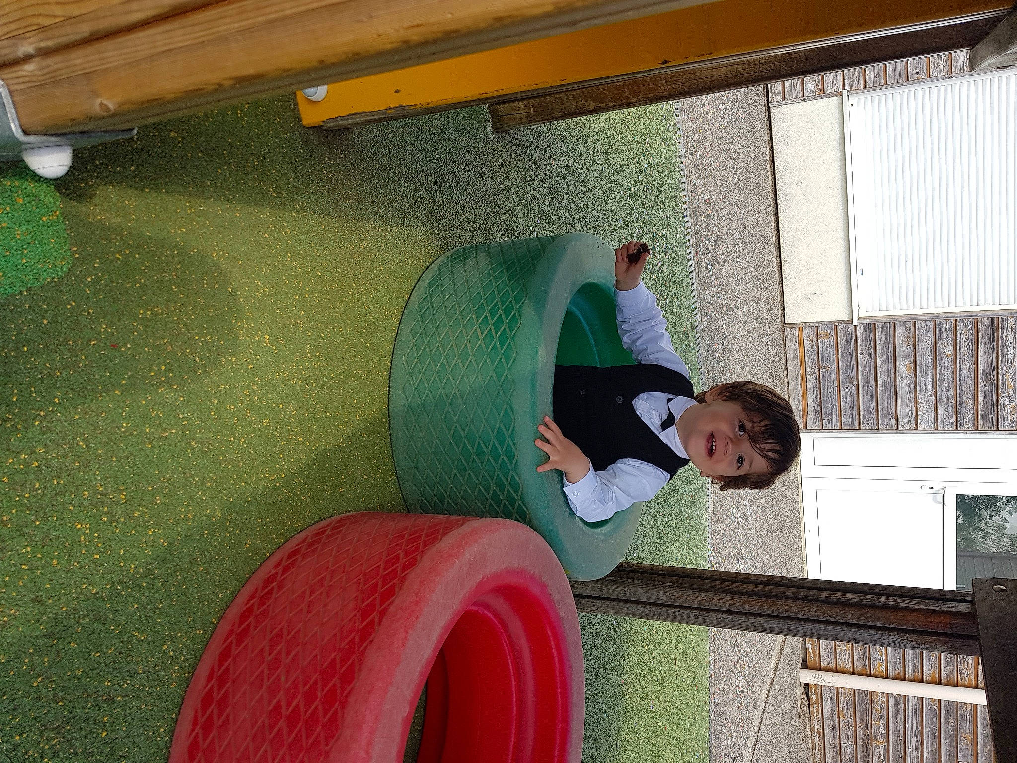 Adem participe au concours pour gagner de l'argent avec cette photo : auto_part, automotive_tire, automotive_wheel_system, building, ceiling, circle, comfort, composite_material, concrete, elbow, flooring, fun, hardwood, joy, leisure, person, room, synthetic_rubber, t_shirt, thigh