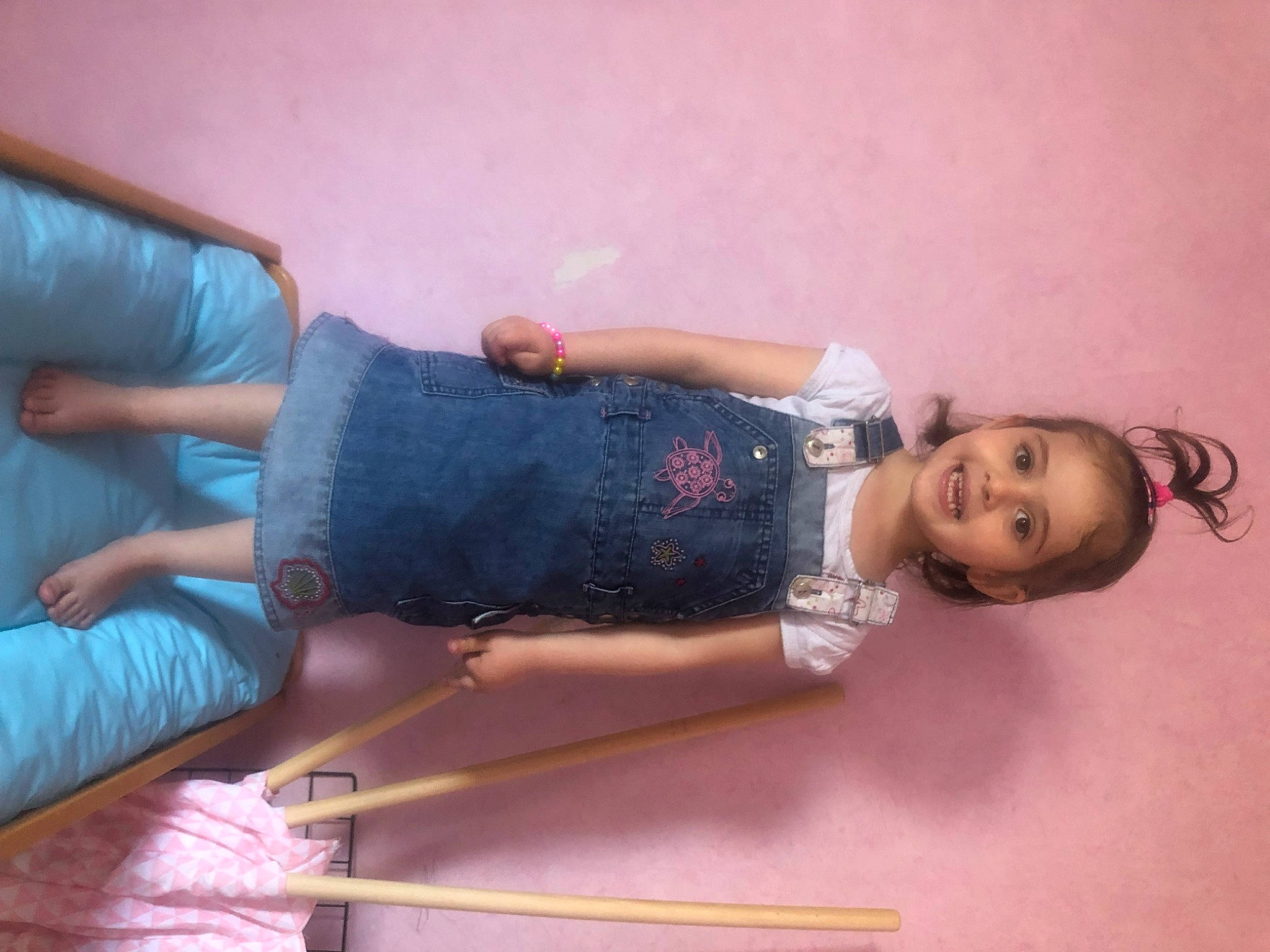 Kenya a rejoint le concours — aidez-le/la à gagner de superbes lots ! abdomen, black_hair, chest, denim, elbow, eyelash, fun, happy, human_leg, joint, joy, knee, leg, neck, person, shoulder, skin, thigh, trunk, waist