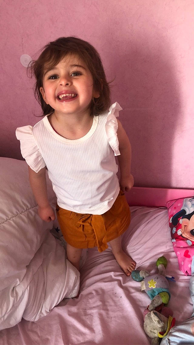 Kenya a rejoint le concours — aidez-le/la à gagner de superbes lots ! beauty, cheek, comfort, elbow, facial_expression, finger, fun, hairstyle, happy, human_body, joint, joy, knee, mouth, organ, person, pink, skin, sleeve, smile