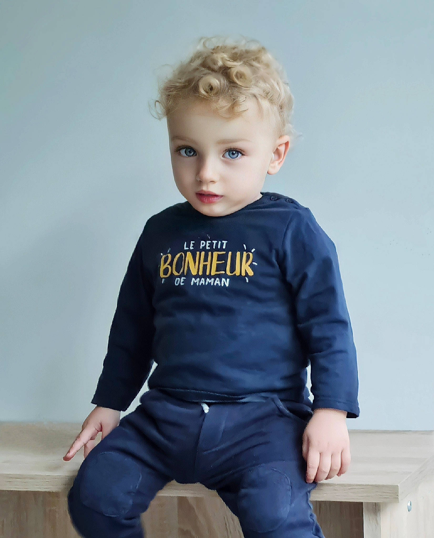 Bryan a rejoint le concours — aidez-le/la à gagner de superbes lots ! arm, baby_toddler_clothing, blond, collar, denim, dress_shirt, electric_blue, formal_wear, grey, joint, leg, outerwear, person, sitting, sleeve, sportswear, standing, street_fashion, t_shirt, toddler