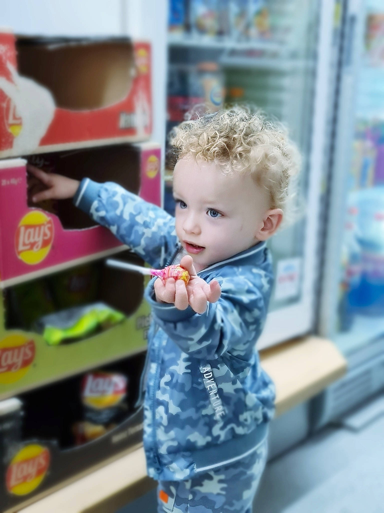 Bryan a rejoint le concours — aidez-le/la à gagner de superbes lots ! baby, child, convenience_store, denim, electric_blue, fun, fur, person, play, portrait_photography, recreation, retail, service, shelf, shopping, sitting, sleeve, street_fashion, t_shirt, toddler