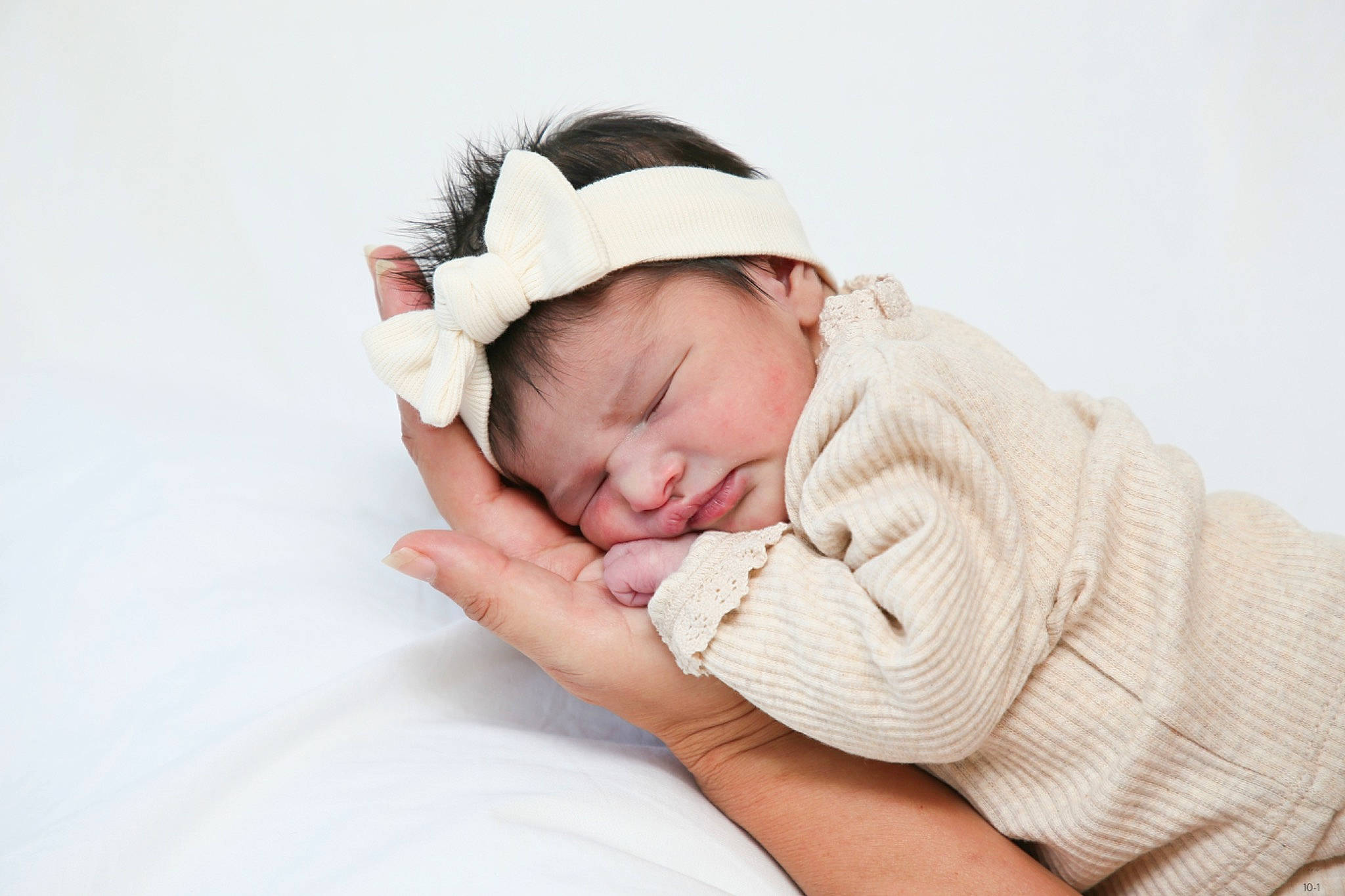 Myway participe au concours pour gagner de l'argent avec cette photo : baby, baby_products, baby_sleeping, baby_toddler_clothing, bedtime, cheek, child, comfort, fashion_accessory, gesture, happy, hat, headgear, headwear, linens, pattern, person, portrait_photography, sitting, skin