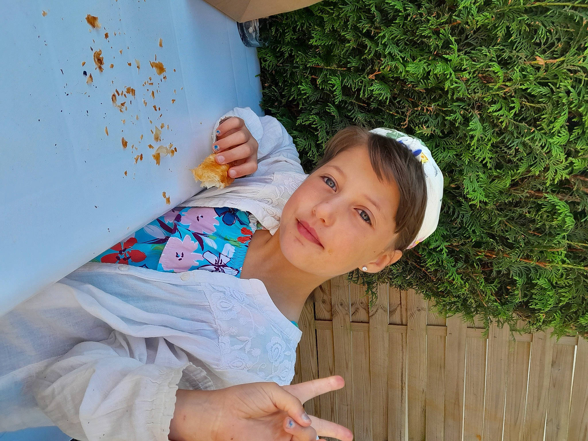 Victoria a rejoint le concours — aidez-le/la à gagner de superbes lots ! child, elbow, fence, fun, grass, happy, jewellery, leisure, people_in_nature, person, plant, portrait_photography, sitting, tree, vacation