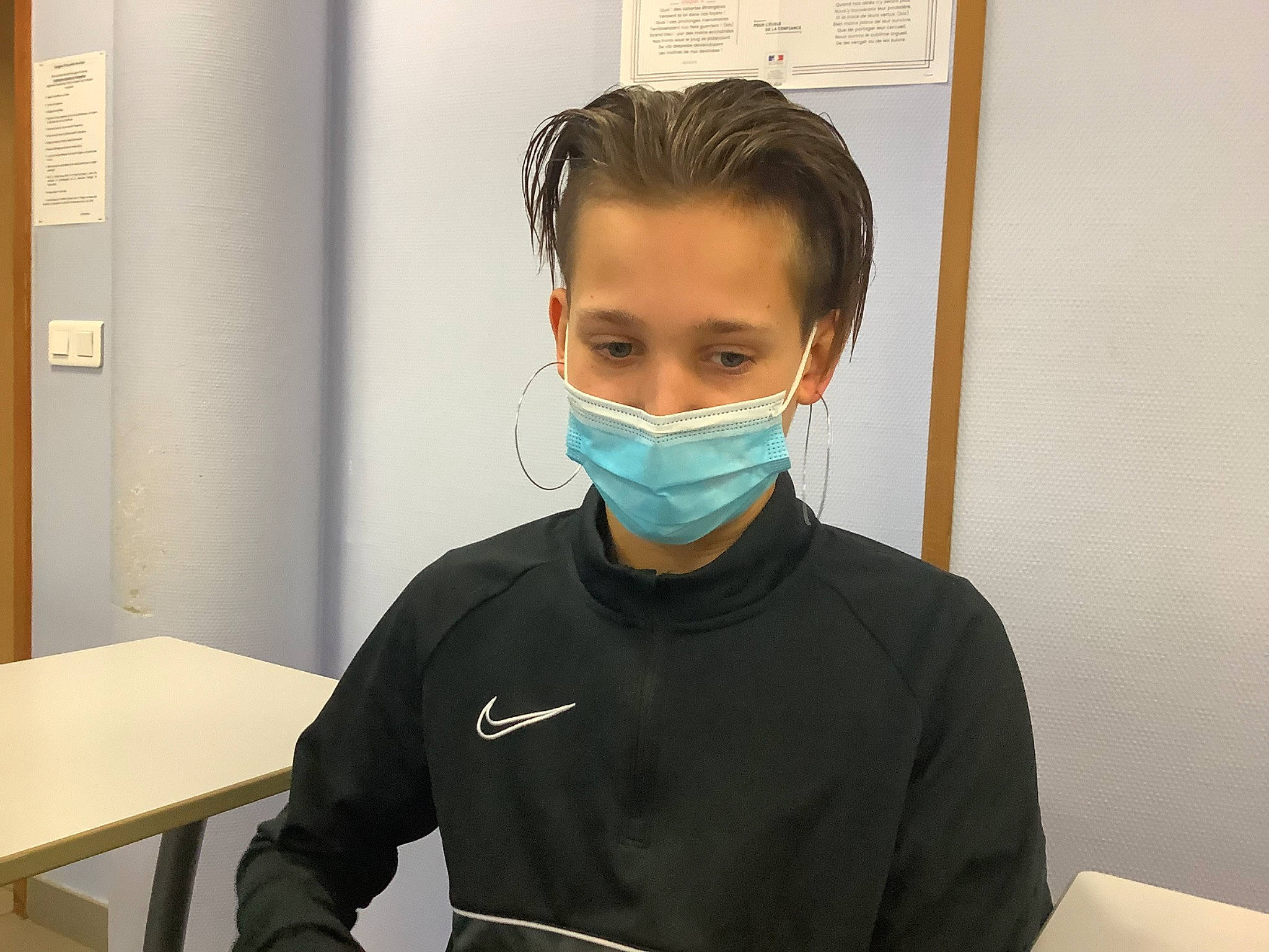 Wesh participe au concours pour gagner de l'argent avec cette photo : audio_equipment, costume, eyewear, fun, hair_coloring, headphones, hearing, helmet, job, machine, medical, person, personal_protective_equipment, room, science, service, shoulder, sleeve, sports_gear, t_shirt