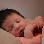 Angelina a rejoint le concours — aidez-le/la à gagner de superbes lots ! baby, sleeping, infant, blanket, pink_clothing, soft_lighting, cozy, closeup, face, hands, peaceful, resting, newborn, cute, portrait, indoor, soft_texture, skin, hair, child