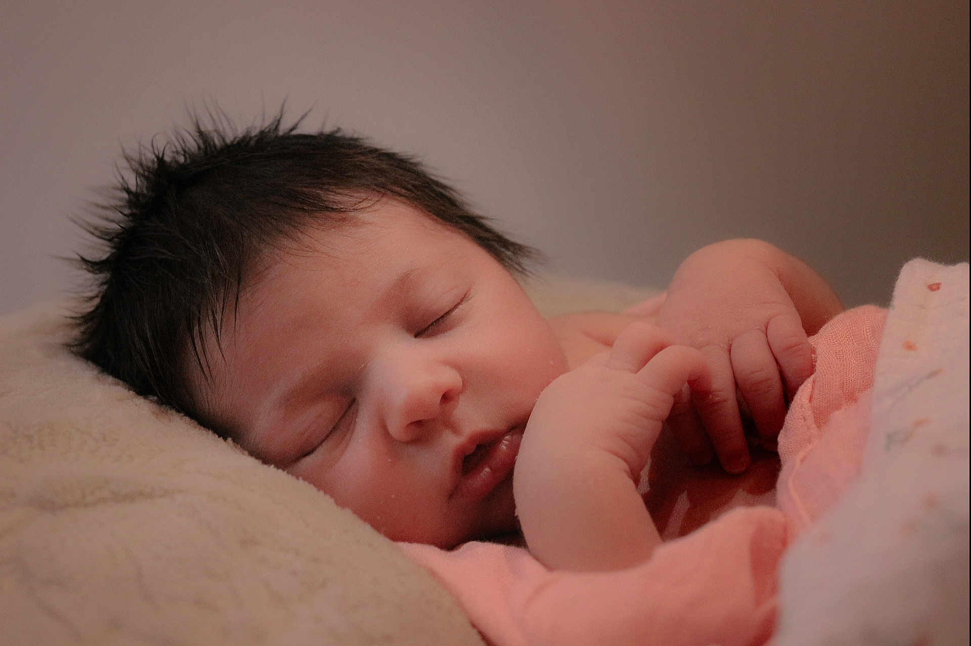 Angelina a rejoint le concours — aidez-le/la à gagner de superbes lots ! baby, sleeping, infant, blanket, pink_clothing, soft_lighting, cozy, closeup, face, hands, peaceful, resting, newborn, cute, portrait, indoor, soft_texture, skin, hair, child