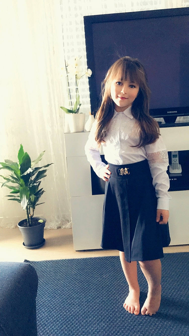 Khadija participe au concours pour gagner de l'argent avec cette photo : abdomen, blouse, clothing, denim, fashion, footwear, joint, leg, long_hair, neck, outerwear, person, shirt, shoe, shoulder, sleeve, snapshot, top, trunk, waist