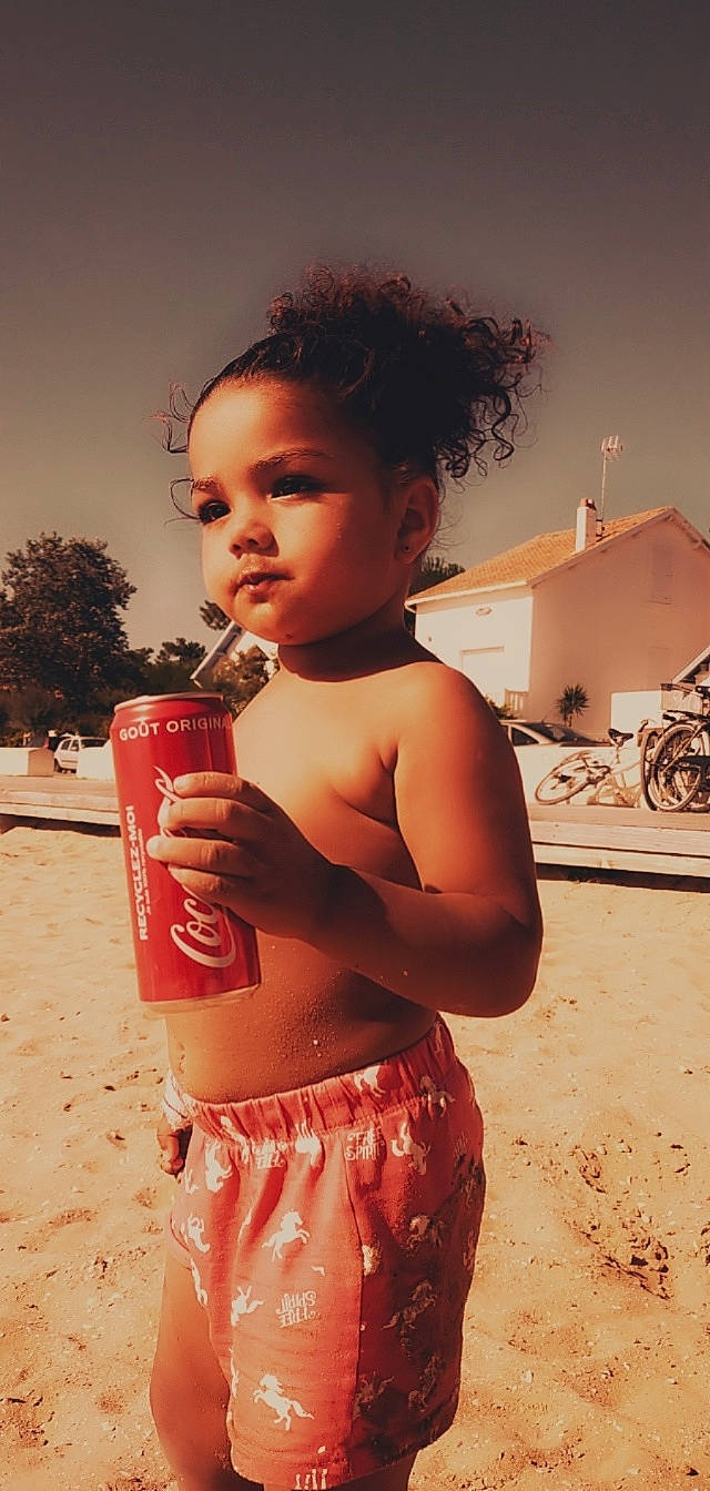 Thaïyna participe au concours pour gagner de l'argent avec cette photo : abdomen, beauty, bicycle_wheel, drinkware, flash_photography, fun, happy, human, lip, people_on_beach, person, skin, sky, summer, sunlight, tire, toddler, tree, trunk, waist