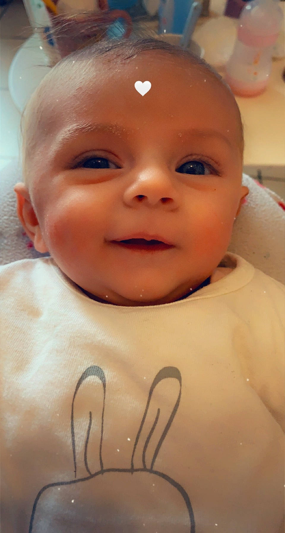 Emma a rejoint le concours — aidez-le/la à gagner de superbes lots ! baby, cheek, chest, chin, ear, eyelash, finger, forehead, fun, gesture, happy, head, iris, lip, mouth, nose, person, skin, smile, thumb