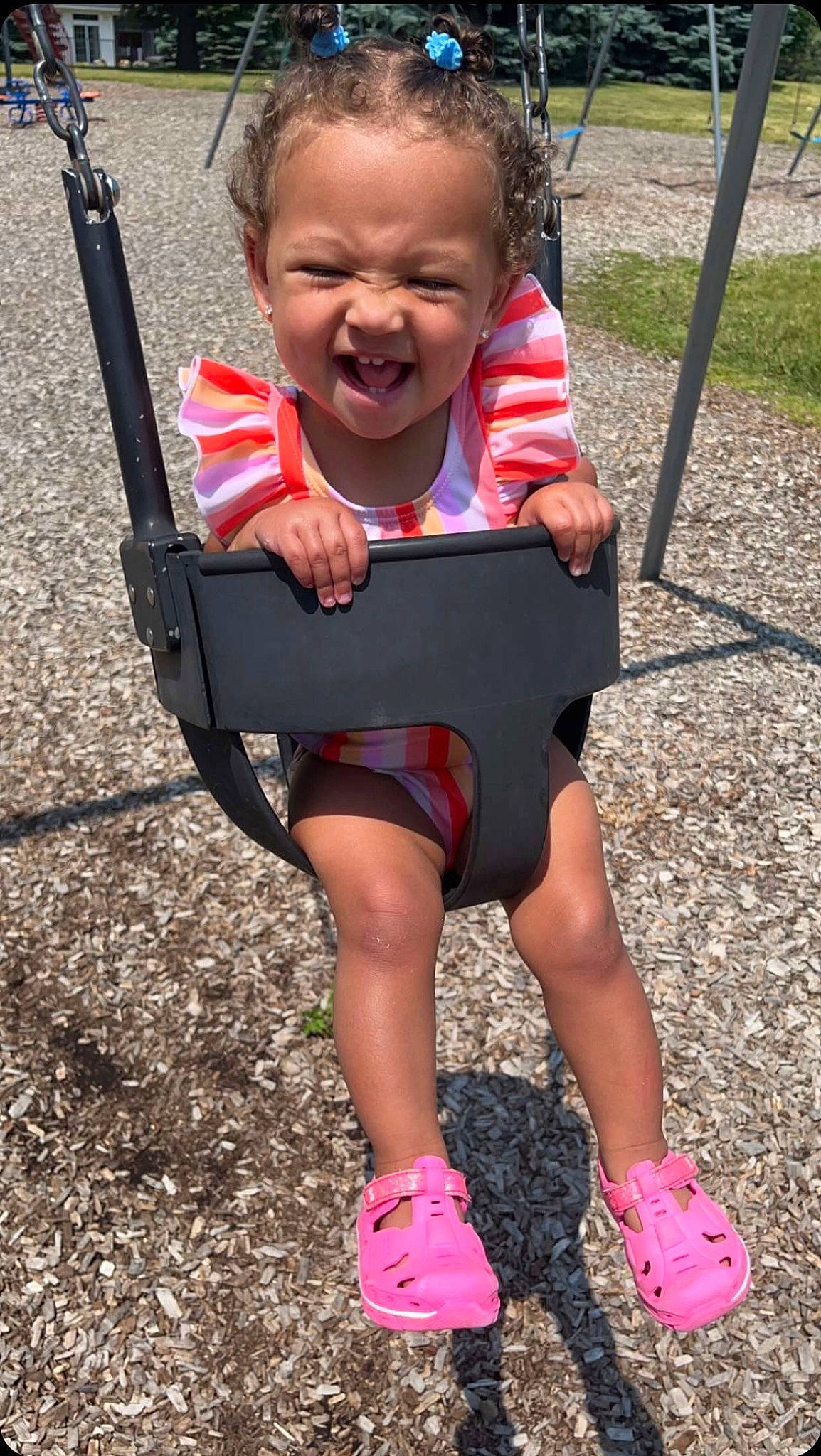 Jori is registered to the contest to win money with this photo: baby_products, calf, child, eyewear, fashion_accessory, fun, grass, happy, human_leg, knee, leisure, people, people_in_nature, person, personal_protective_equipment, pink, public_space, recreation, smile, thigh