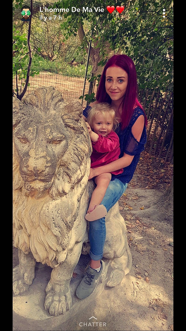 Cecilia participe au concours pour gagner de l'argent avec cette photo : child, emotion, fun, girl, joy, mammal, person, recreation, smile, tree, vertebrate