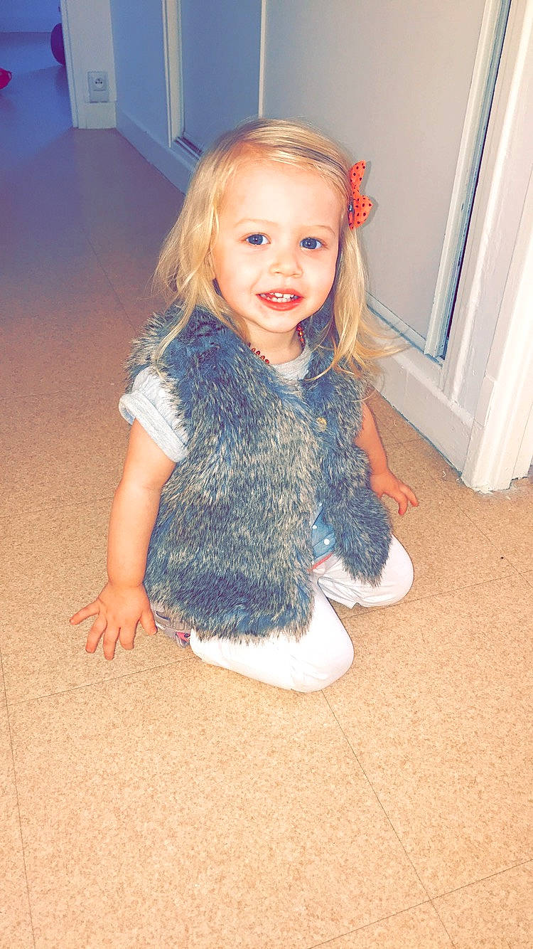 Cecilia a rejoint le concours — aidez-le/la à gagner de superbes lots ! blond, blue, child, floor, flooring, fun, girl, hair, human_hair_color, infant, joy, leg, material, pattern, person, shoulder, sitting, skin, smile, standing