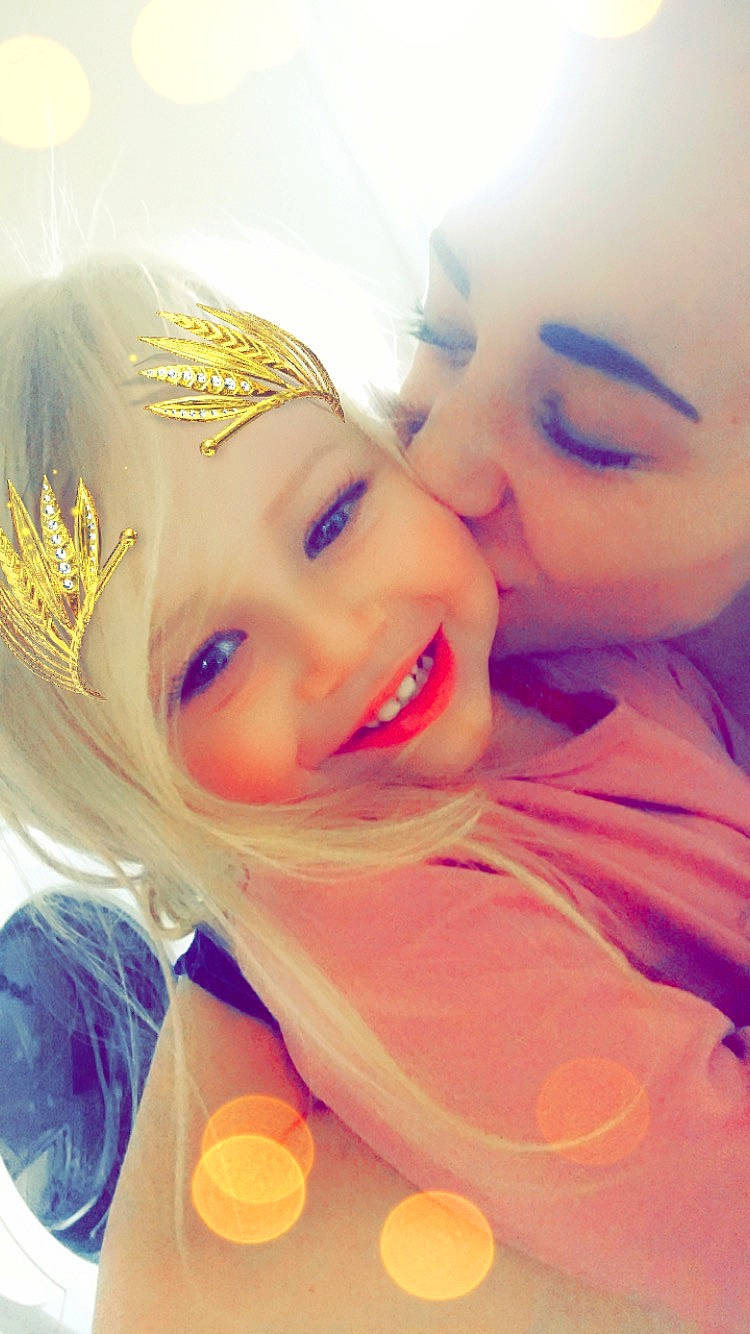 Cecilia a rejoint le concours — aidez-le/la à gagner de superbes lots ! beauty, blond, cheek, close_up, eye, eyebrow, eyelash, face, forehead, girl, head, human_hair_color, joy, lip, mouth, nose, person, pink, purple, selfie