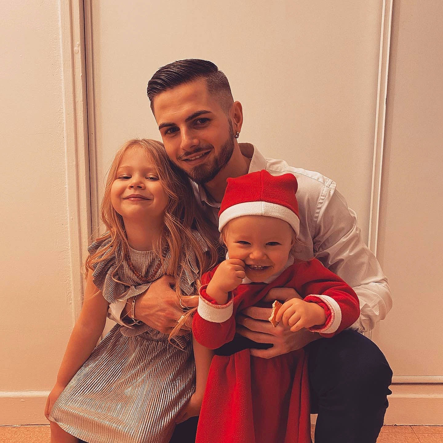 Cecilia participe au concours pour gagner de l'argent avec cette photo : baby, baby_toddler_clothing, child, eye, family, fathers_day, happy, head, headwear, holiday, human_body, interaction, joy, love, one_piece_garment, overall, person, playing_with_kids, thumb, toddler