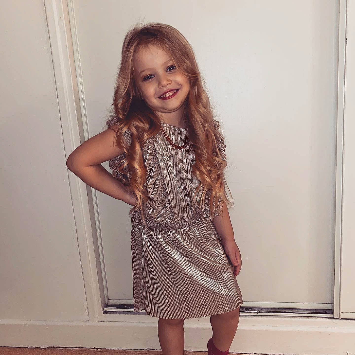 Cecilia a rejoint le concours — aidez-le/la à gagner de superbes lots ! blond, brown_hair, child_model, day_dress, embellishment, hairstyle, iris, joint, joy, long_hair, one_piece_garment, pattern, person, shoulder, standing, tooth, waist