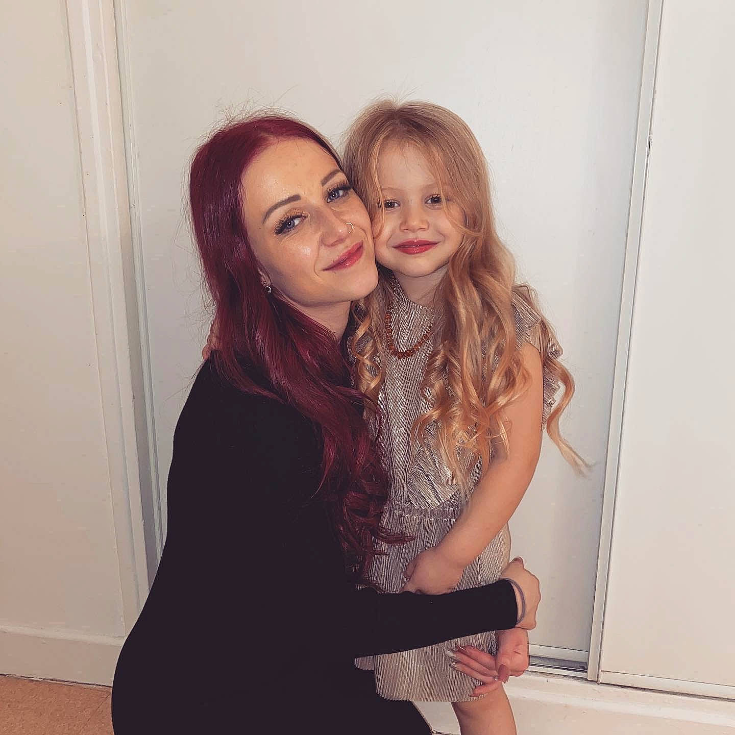 Cecilia a rejoint le concours — aidez-le/la à gagner de superbes lots ! beauty, blond, body_jewelry, cocktail_dress, day_dress, embellishment, eyelash, hair, hug, joy, lace, layered_hair, lip_gloss, lipstick, long_hair, love, makeover, one_piece_garment, person, photo_shoot