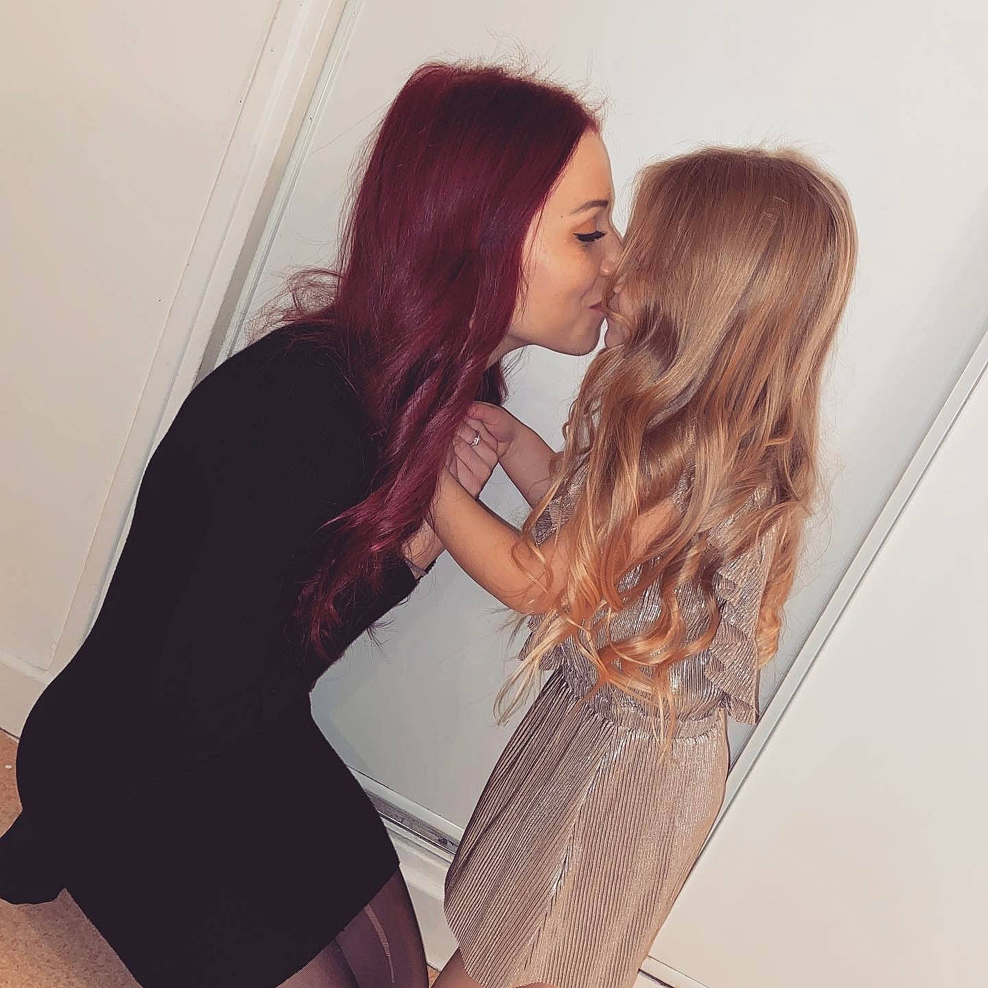 Cecilia a rejoint le concours — aidez-le/la à gagner de superbes lots ! beauty, brown_hair, cocktail_dress, day_dress, gesture, hair, heart, hug, interaction, joy, kiss, layered_hair, lip, long_hair, love, person, romance, step_cutting