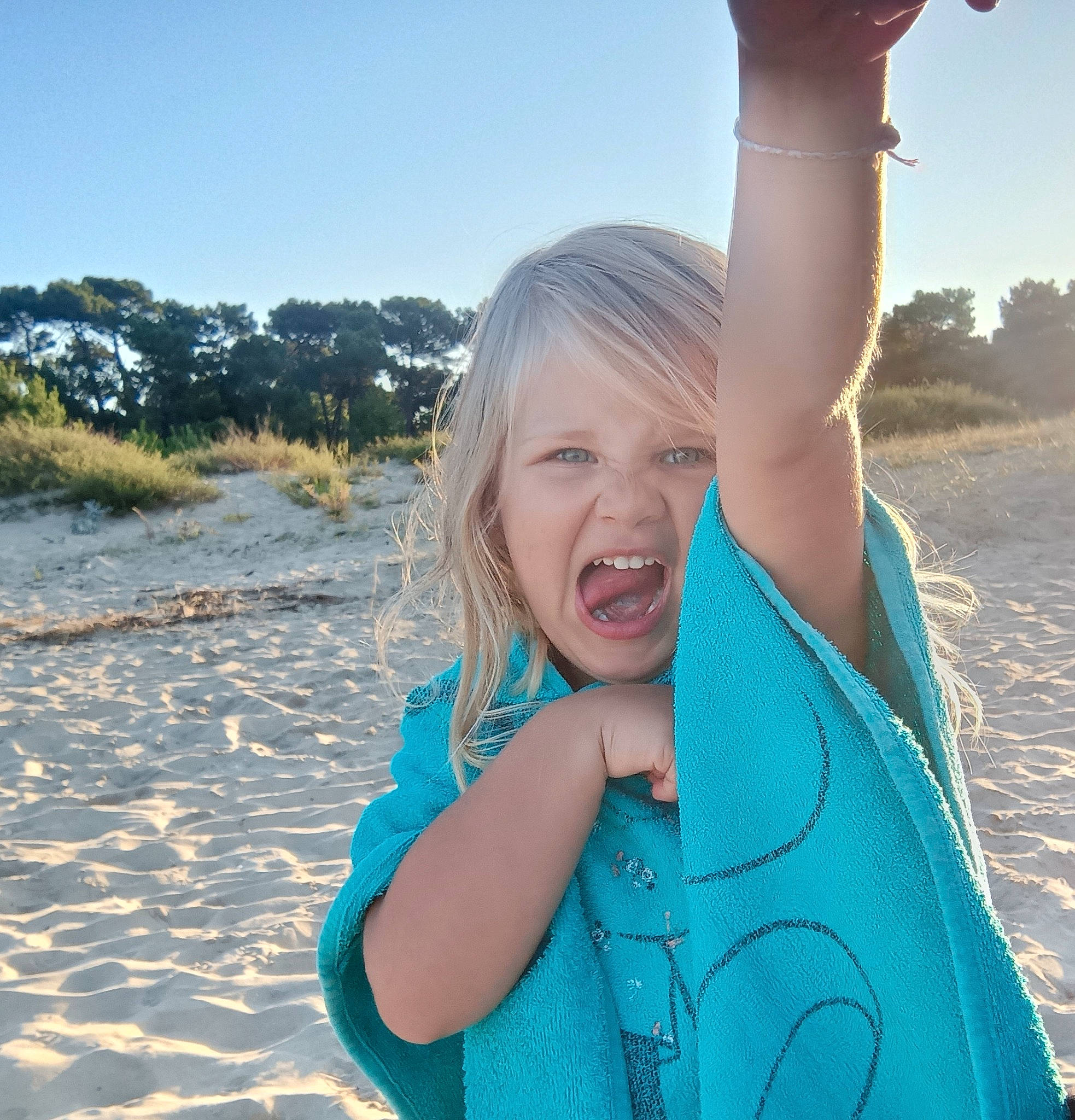 Manuela a rejoint le concours — aidez-le/la à gagner de superbes lots ! anger, azure, elbow, electric_blue, finger, flash_photography, fun, gesture, grass, grass_family, hand, happy, leisure, people_in_nature, person, plant, shoulder, sky, sunlight, toddler