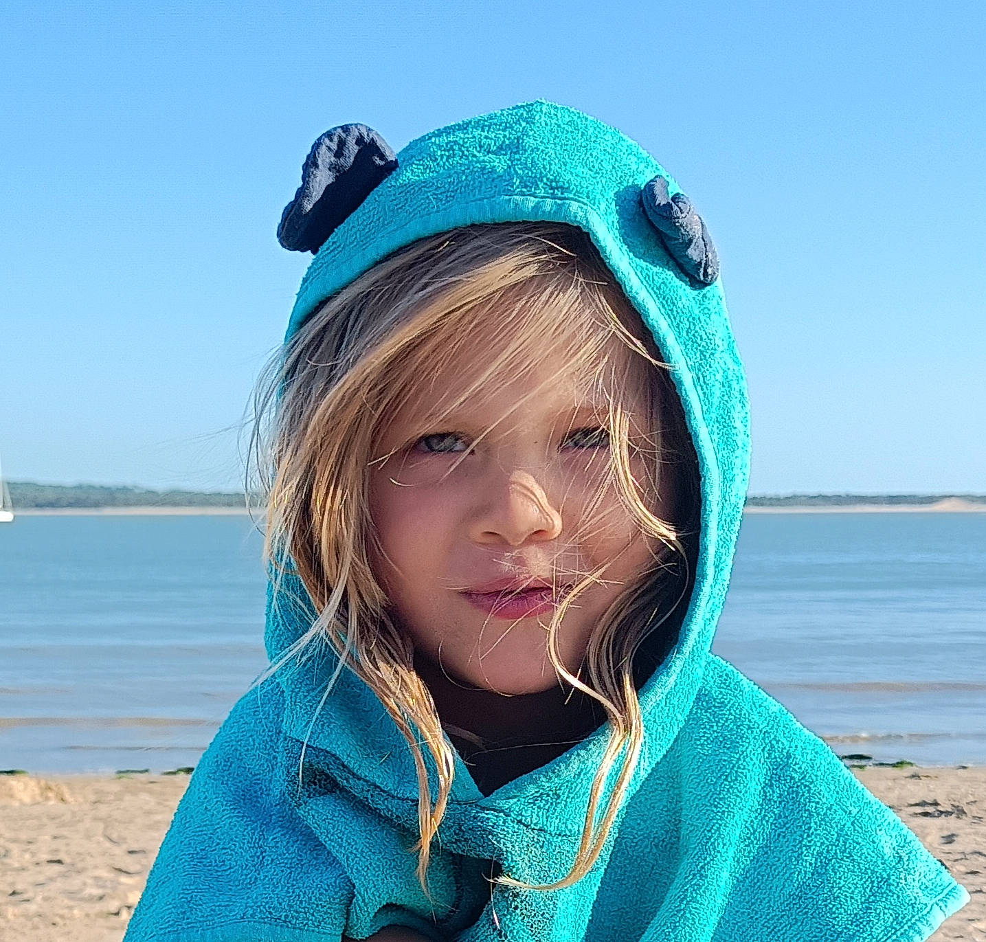Manuela a rejoint le concours — aidez-le/la à gagner de superbes lots ! beach, beauty, blue, cap, electric_blue, fashion_accessory, fun, happy, lake, leisure, ocean, outerwear, people_in_nature, person, personal_protective_equipment, recreation, sand, sky, travel, water
