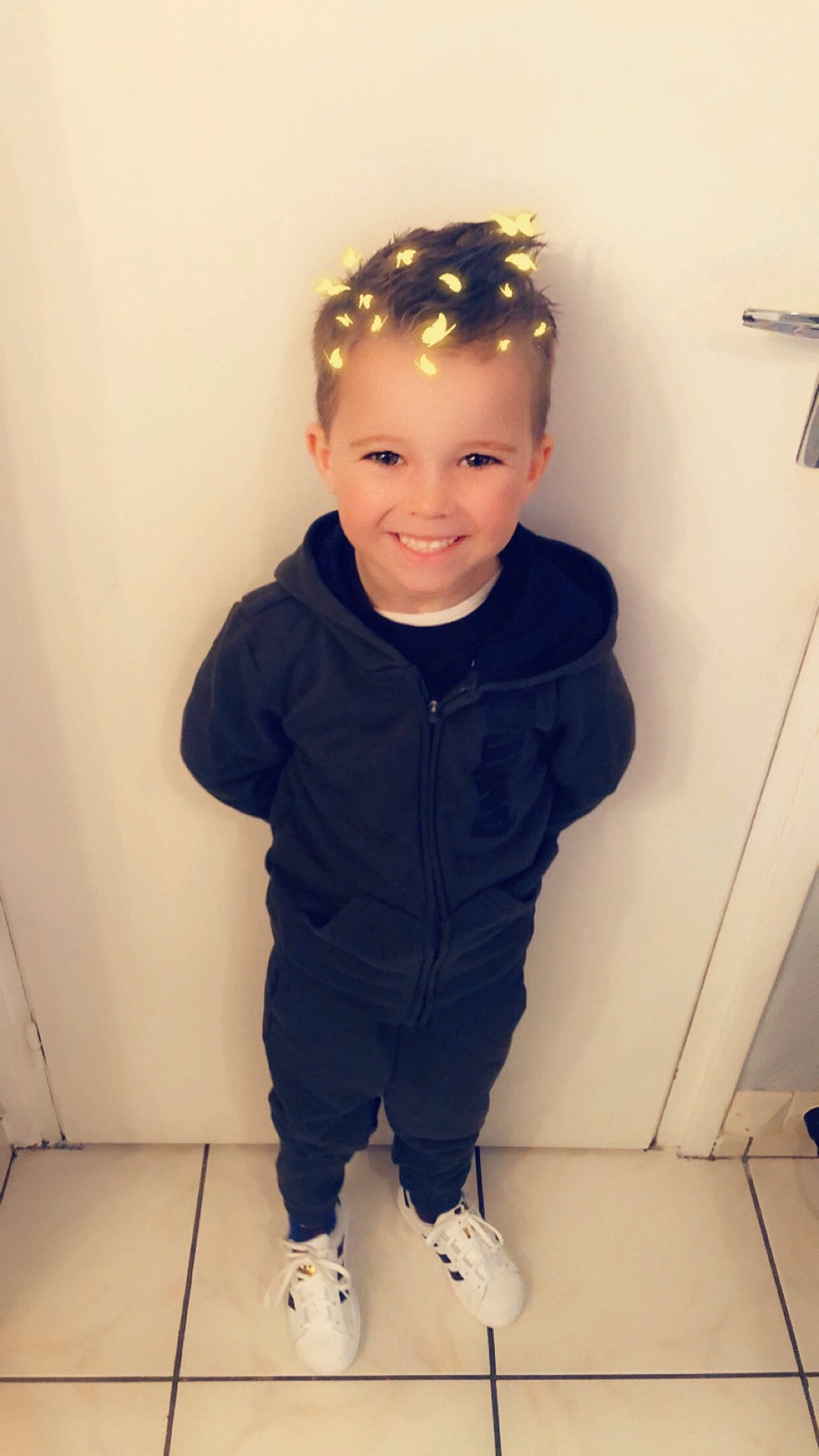 Raphaël participe au concours pour gagner de l'argent avec cette photo : cheek, child, face, forehead, hair_accessory, head, joy, outerwear, person, sleeve, smile, standing, toddler