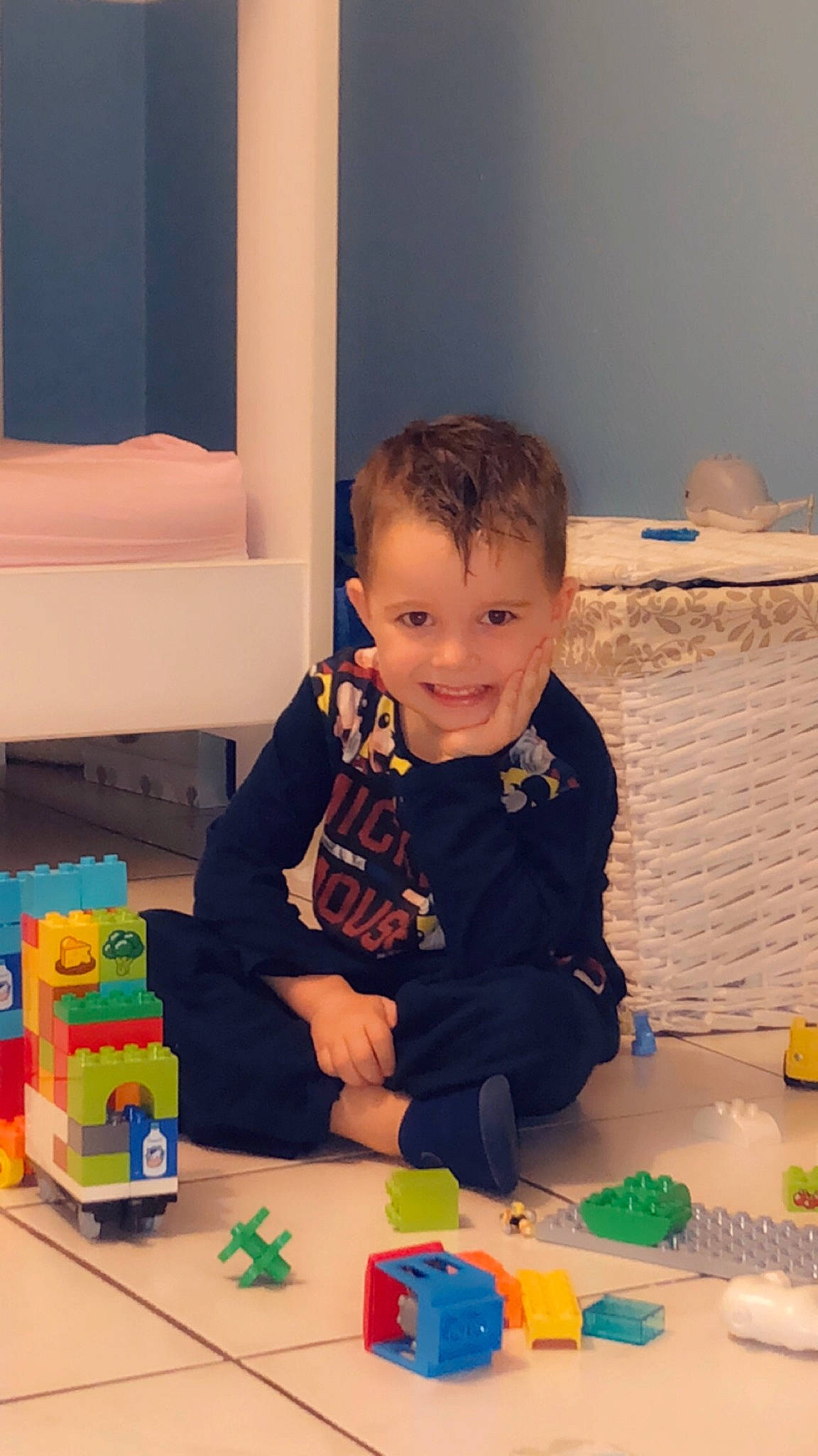 Raphaël a rejoint le concours — aidez-le/la à gagner de superbes lots ! baby, child, joy, person, play, room, sitting, toddler, toy, toy_block