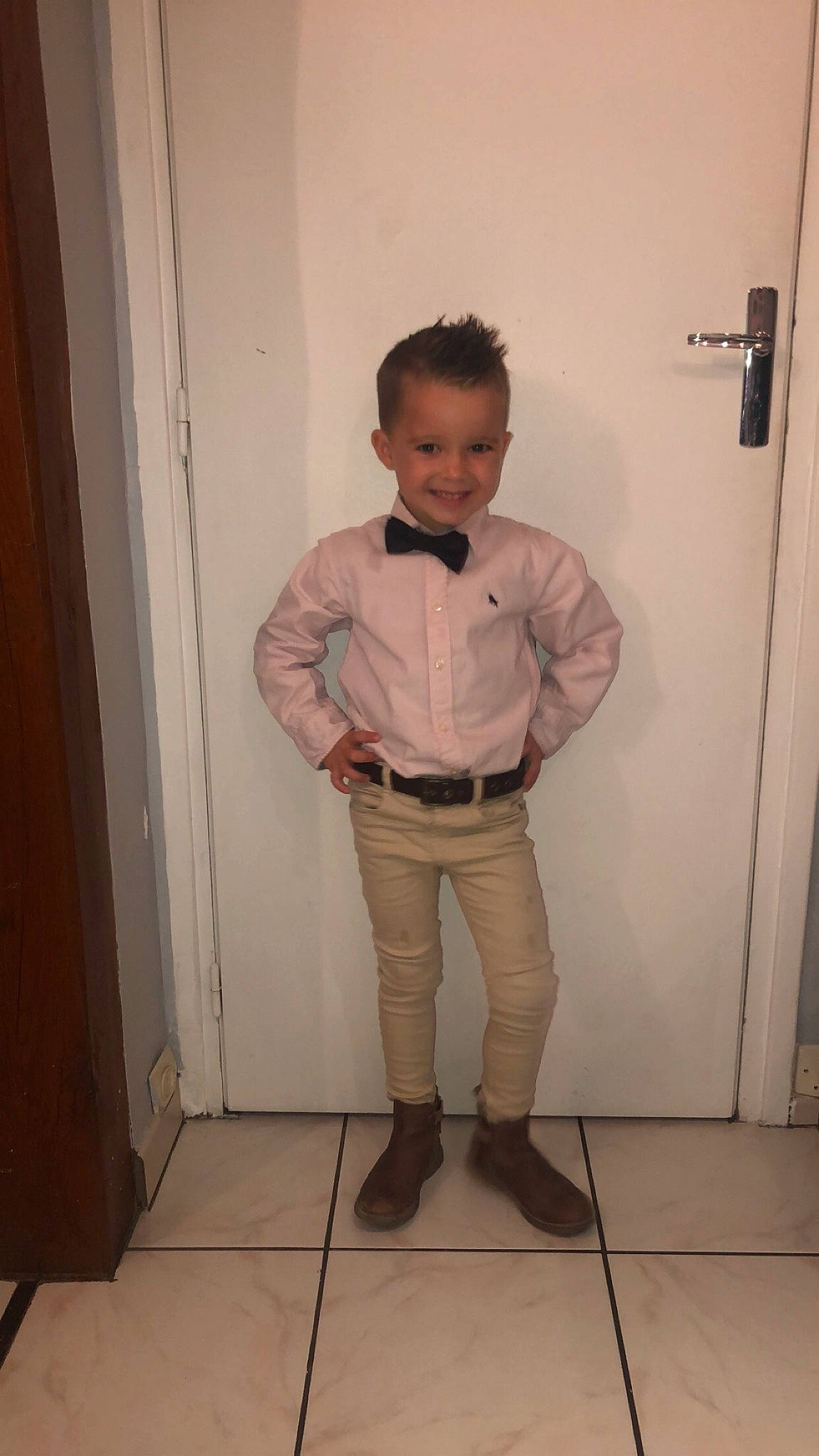 Raphaël participe au concours pour gagner de l'argent avec cette photo : beige, child, footwear, jeans, joy, leg, person, shoe, standing, t_shirt, toddler, trousers