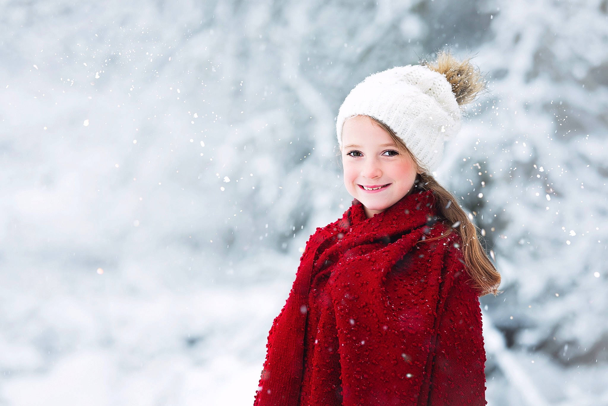 Leana participe au concours pour gagner de l'argent avec cette photo : beauty, child, face, freezing, fun, fur, head, headgear, headwear, joy, outerwear, person, photography, playing_in_the_snow, red, scarf, skin, sky, smile, snow