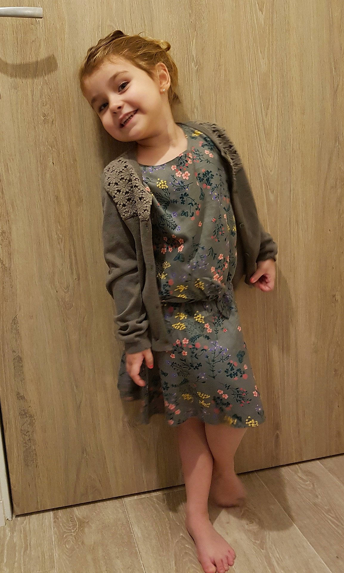 Lana a rejoint le concours — aidez-le/la à gagner de superbes lots ! clothing, dress, girl, joy, outerwear, person, photo_shoot, shoe, shoulder, sleeve, socialite, standing, textile, top