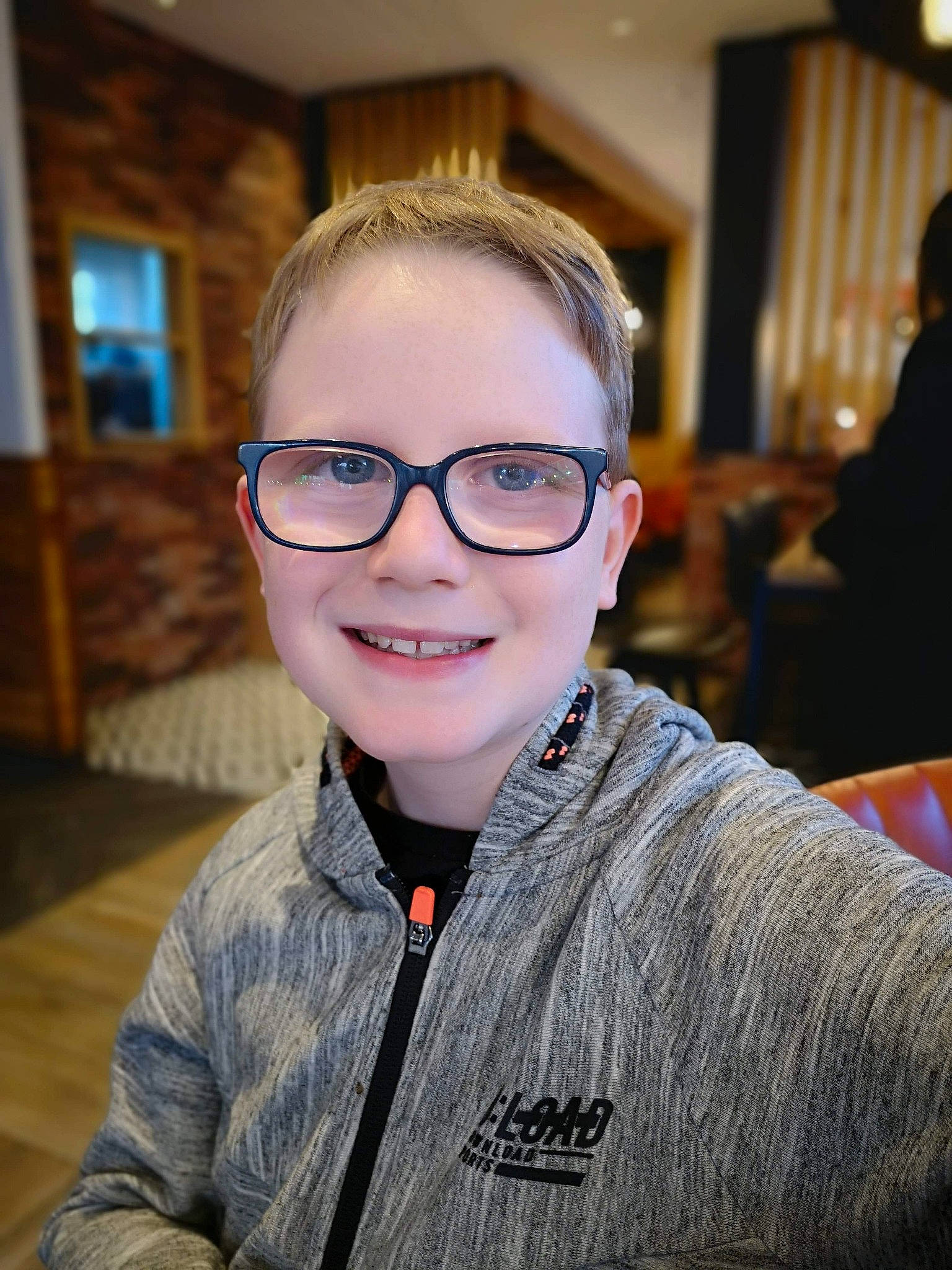 Adrien a rejoint le concours — aidez-le/la à gagner de superbes lots ! cool, eyewear, face, forehead, fun, glasses, head, joy, person, photography, smile, vacation, vision_care