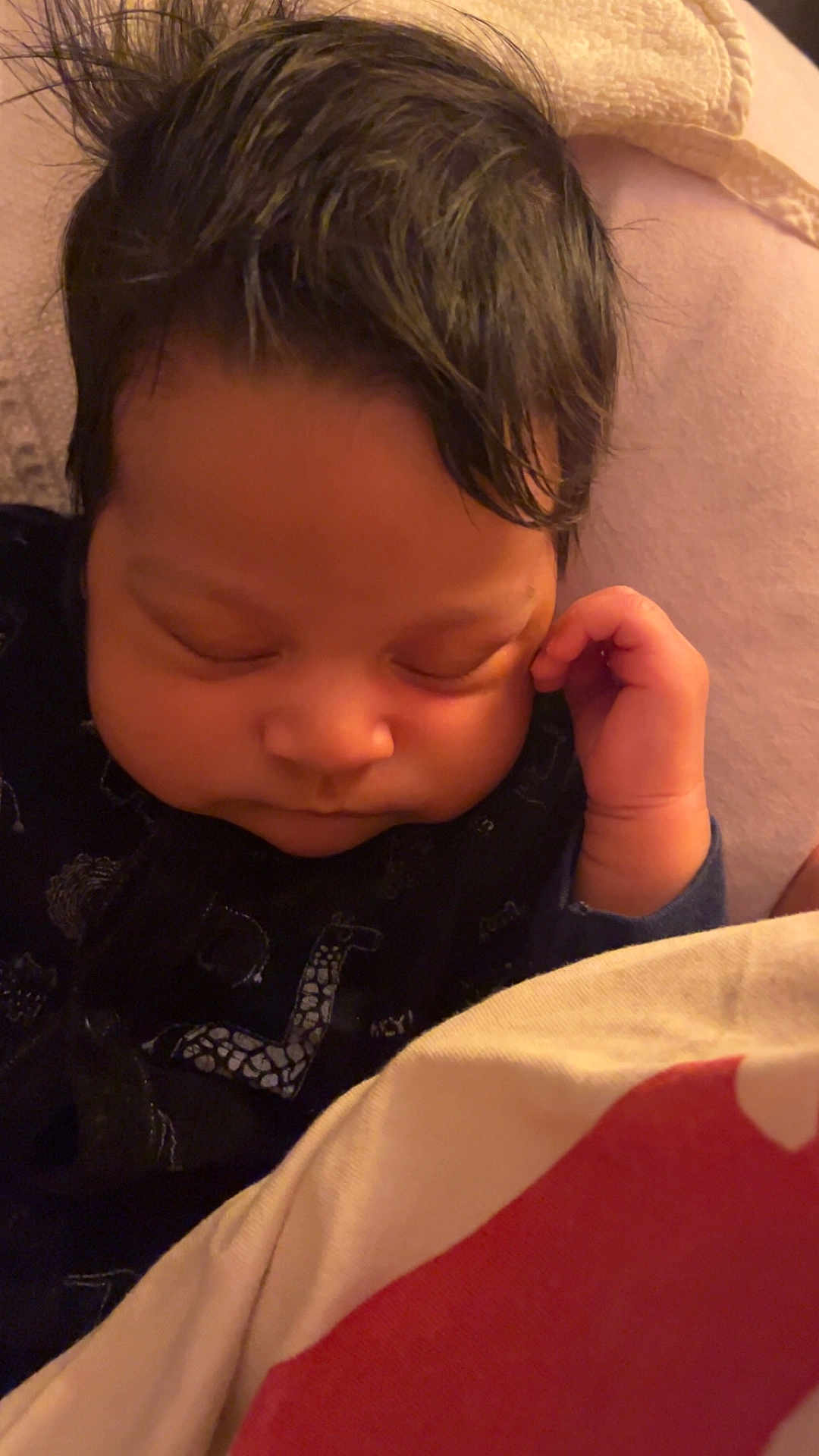 ïnnakky a rejoint le concours — aidez-le/la à gagner de superbes lots ! baby, sleeping, infant, face, hair, blanket, hand, resting, cozy, soft, cute, child, portrait, indoor, peaceful, young, toddler, skin, clothing, closeup