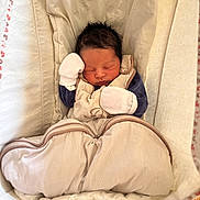 ïnnakky participe au concours pour gagner de l'argent avec cette photo : newborn, baby, sleeping, bassinet, blanket, mittens, clothing, infant, face, head, cozy, soft, cushion, rest, peaceful, indoors, person, cute, portrait, bed