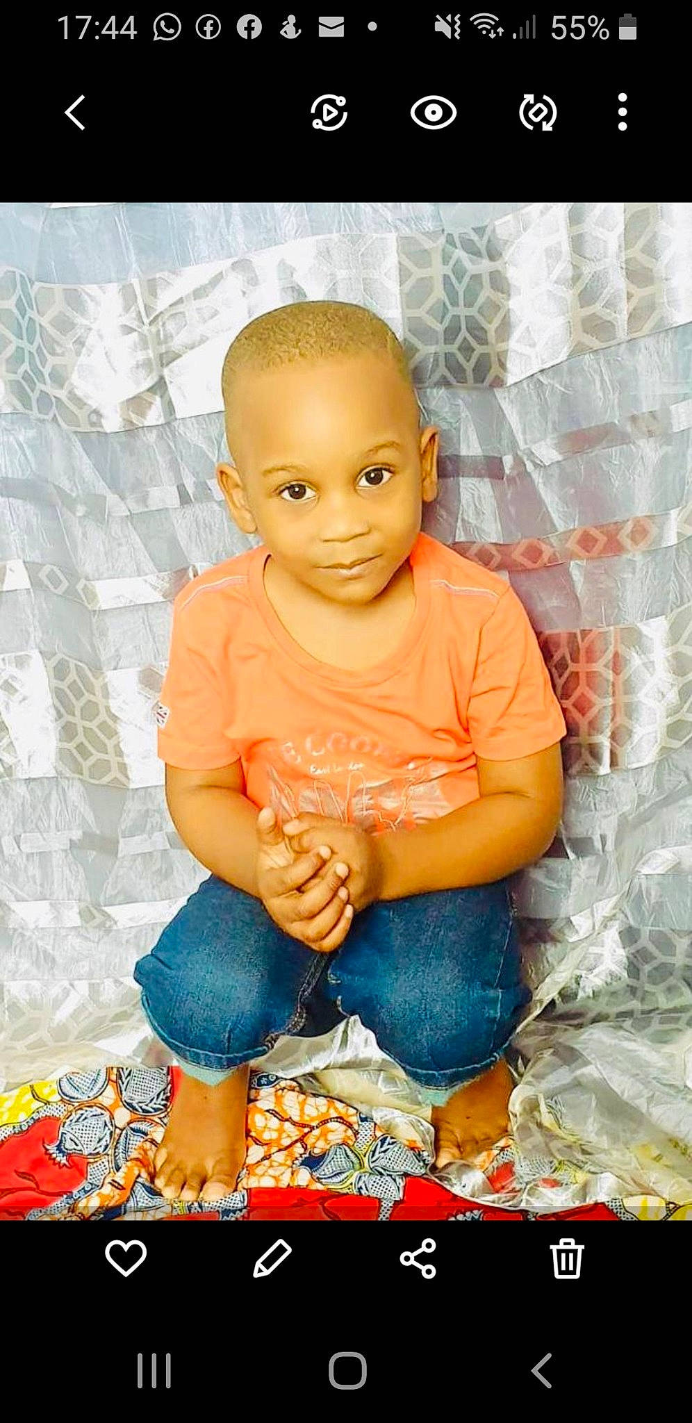 Bradley a rejoint le concours — aidez-le/la à gagner de superbes lots ! baby, cheek, child, person, play, sitting, smile, toddler, yellow