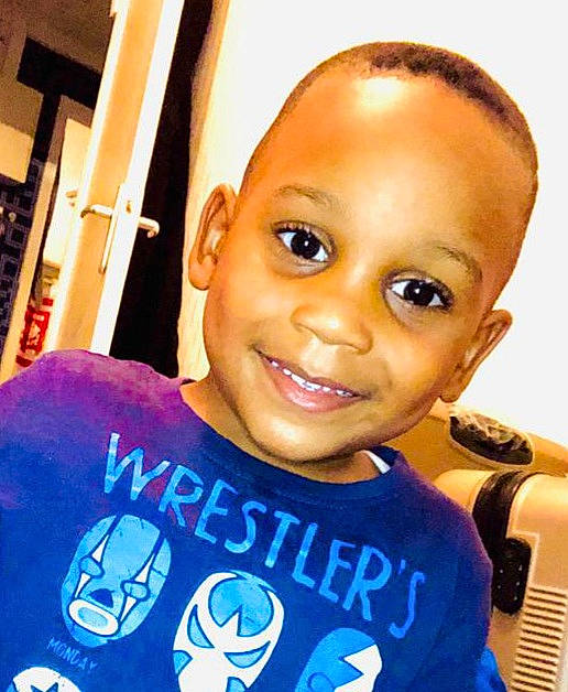 Bradley participe au concours pour gagner de l'argent avec cette photo : child, cool, eyebrow, face, forehead, fun, hair, hairstyle, happy, joy, person, selfie, smile, toddler