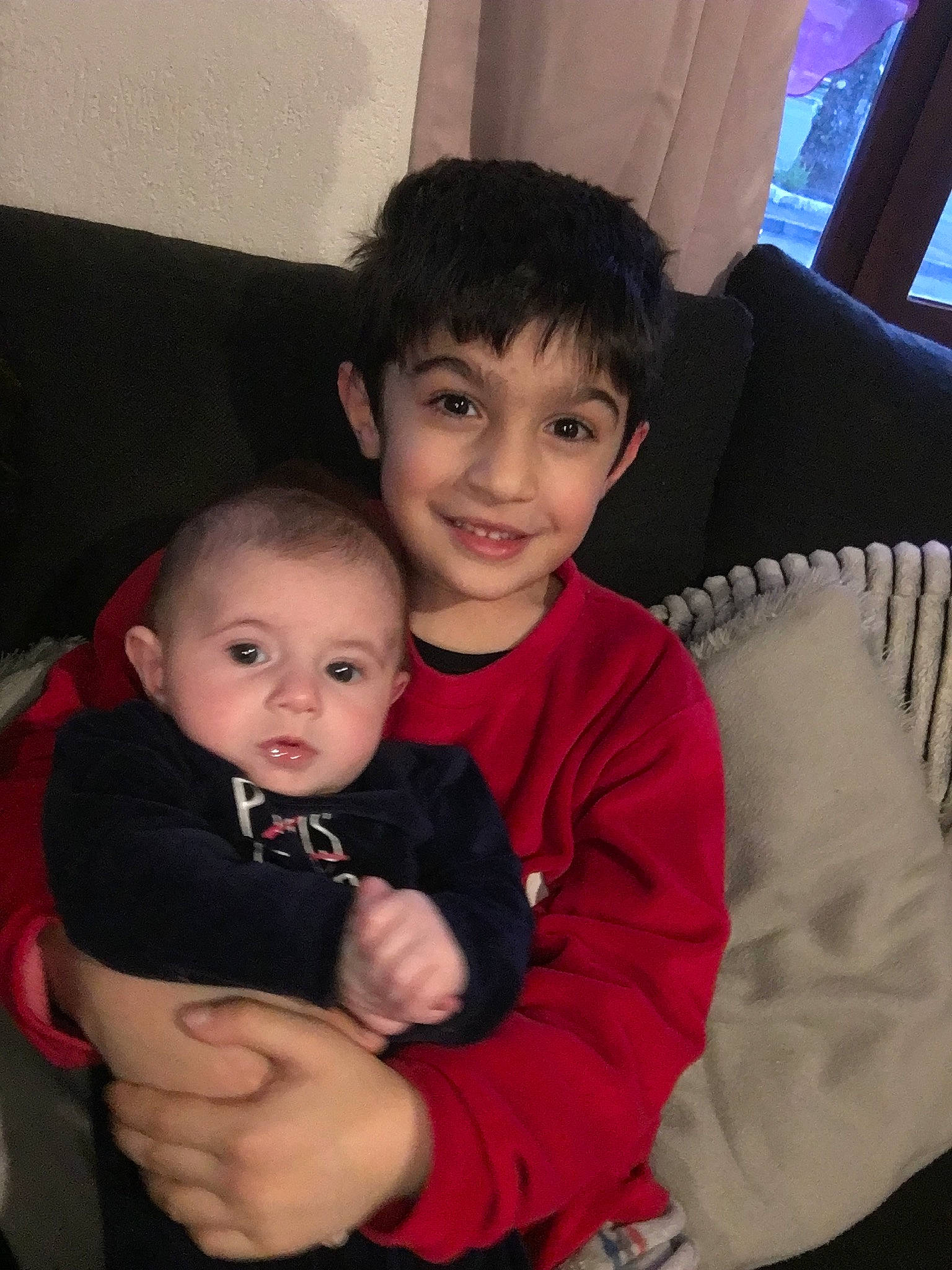 Joey participe au concours pour gagner de l'argent avec cette photo : baby, cheek, child, eye, iris, joy, people, person, sibling, sitting, skin, smile, toddler