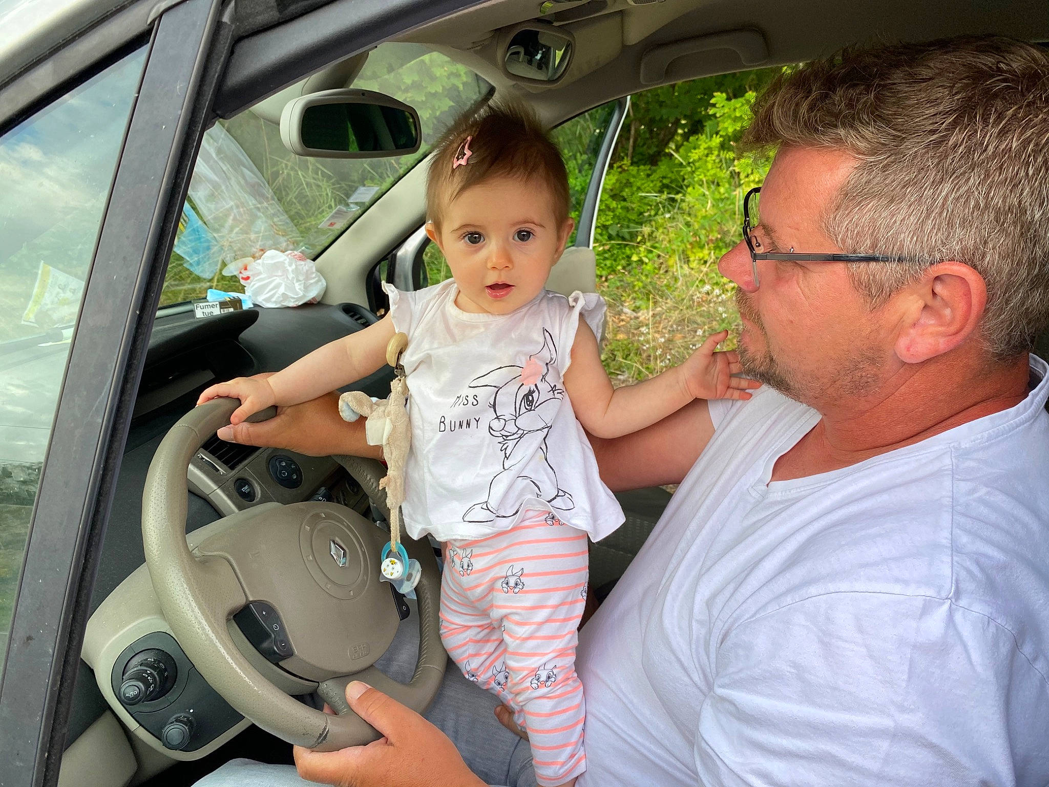 Gaby participe au concours pour gagner de l'argent avec cette photo : auto_part, baby, car, car_seat, child, driving, family_car, luxury_vehicle, minivan, person, steering_part, steering_wheel, toddler, vacation, vehicle, vehicle_door