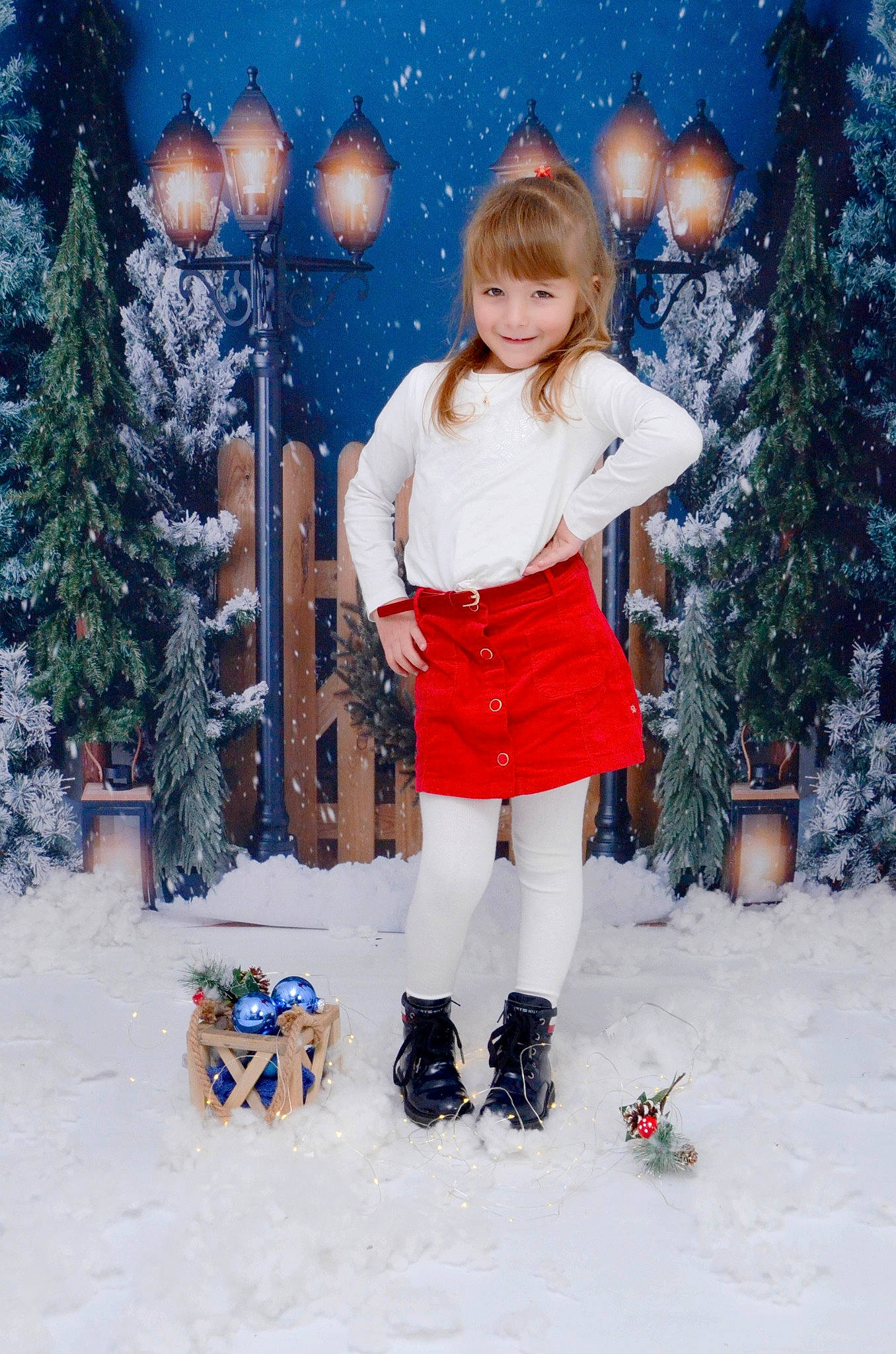 Lindsy a rejoint le concours — aidez-le/la à gagner de superbes lots ! boot, child_model, christmas, christmas_decoration, christmas_eve, christmas_tree, conifer, evergreen, fir, freezing, holiday, joy, larch, oregon_pine, person, pine, pine_family, silvertip_fir, snow, sock